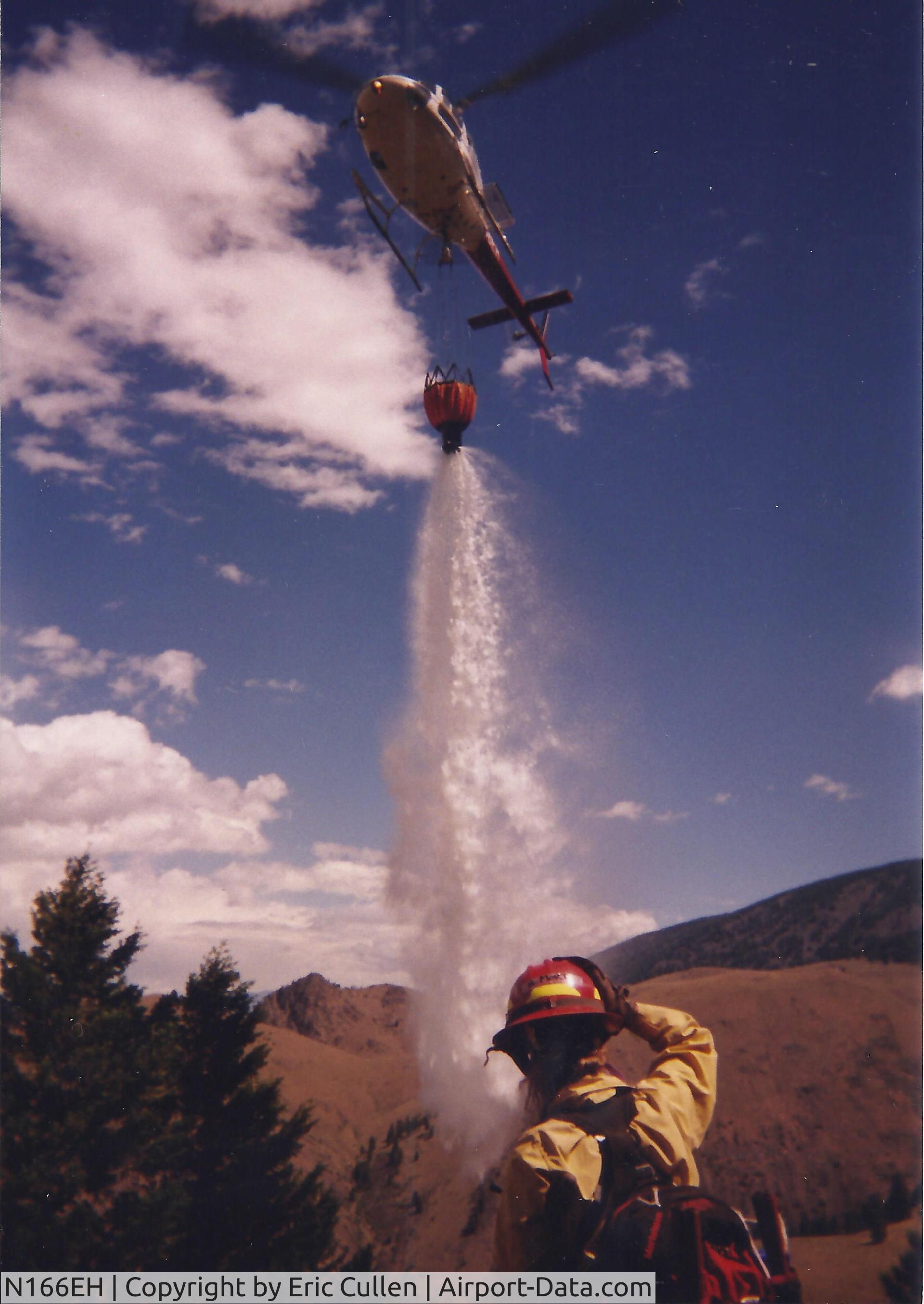 N166EH, 1989 Aerospatiale AS-350B-2 Ecureuil C/N 2194, Bucket drop. Salmon, Idaho 2001