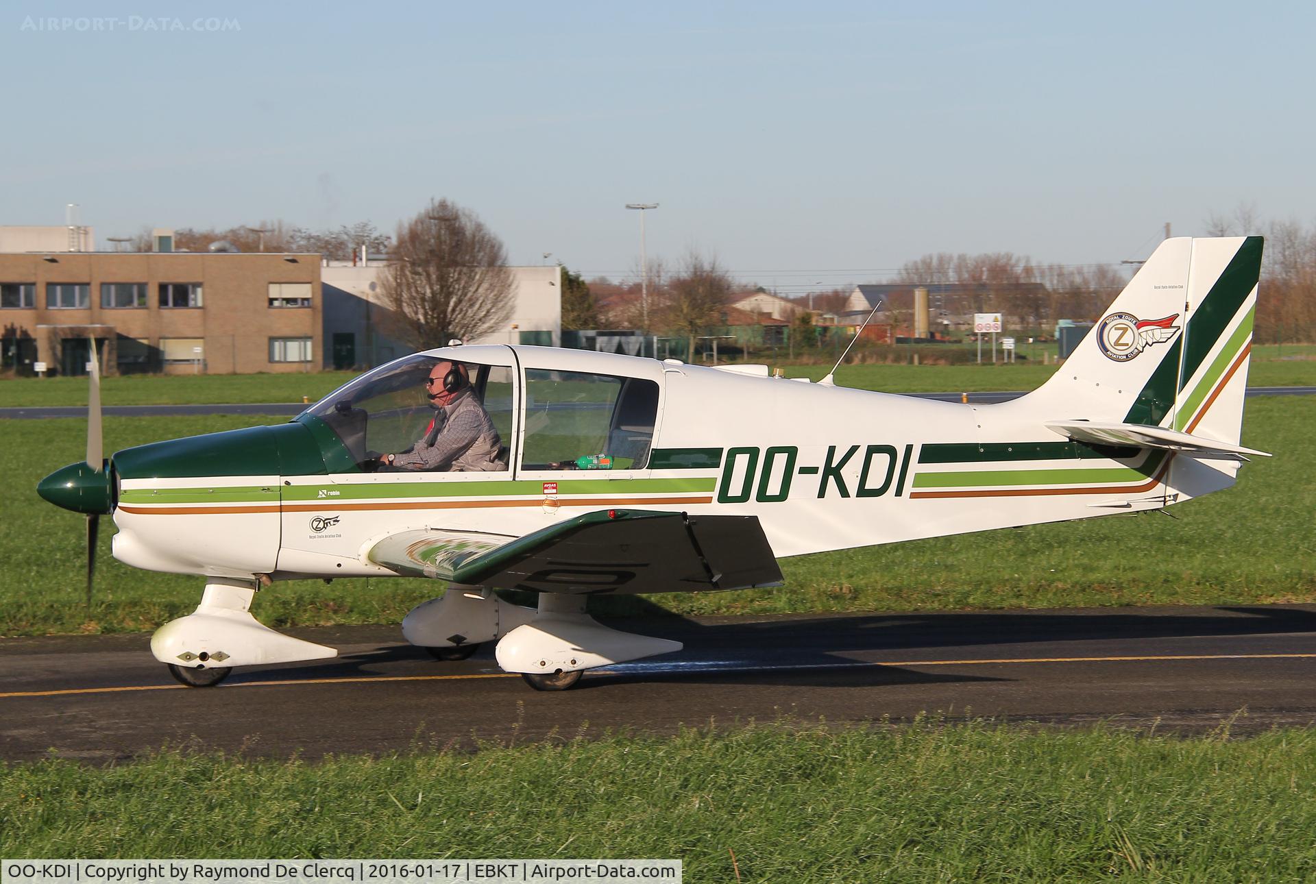 OO-KDI, 1982 Robin DR-400-120 Dauphin C/N 1583, Taxiing to rwy 06.