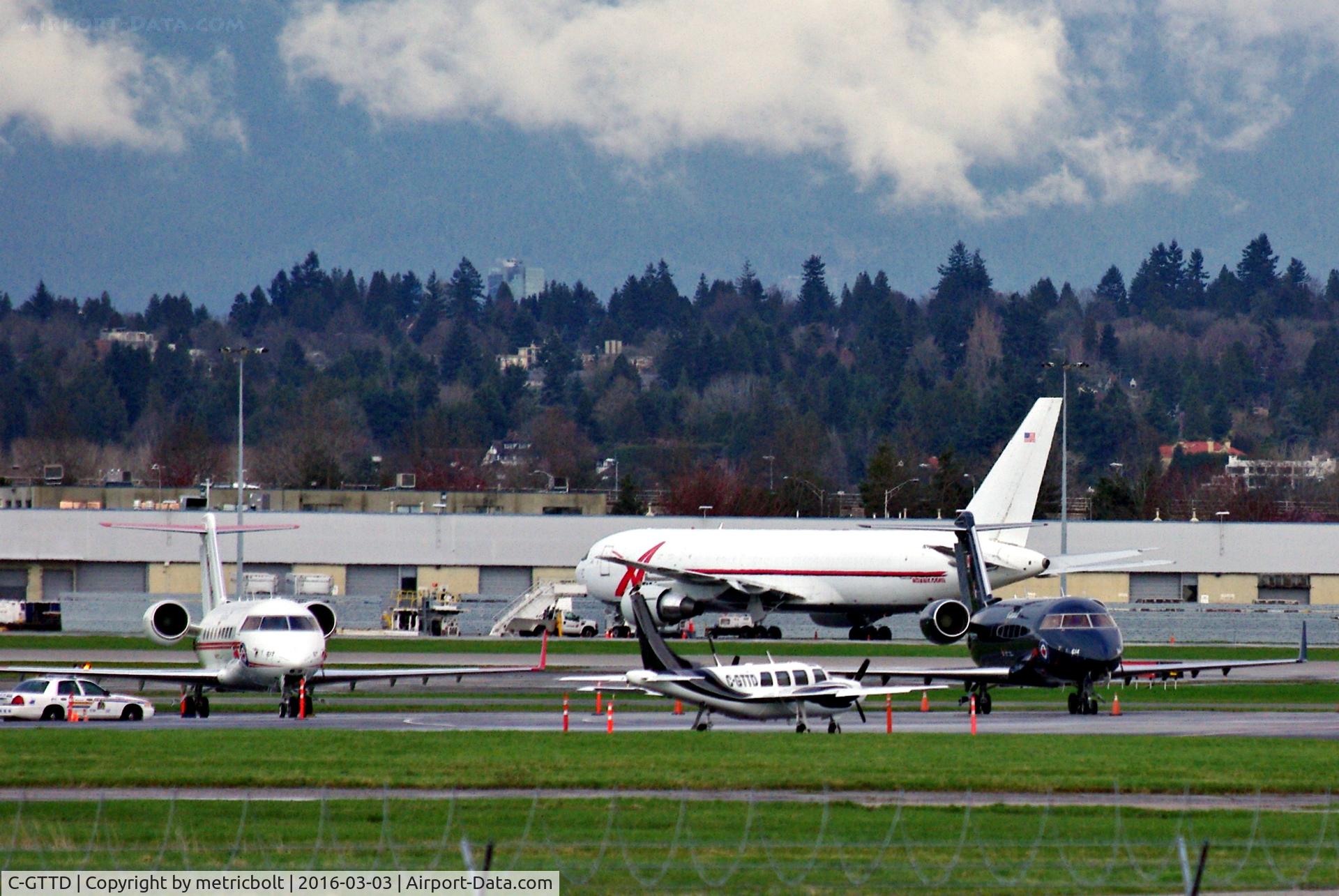 C-GTTD, 1981 Piper PA-60-602P Aerostar C/N 60-8265001, At YVR with two Canadian Forces CC-144 Challengers,144617 (white) and 144614(black).ABX N767AX in background
