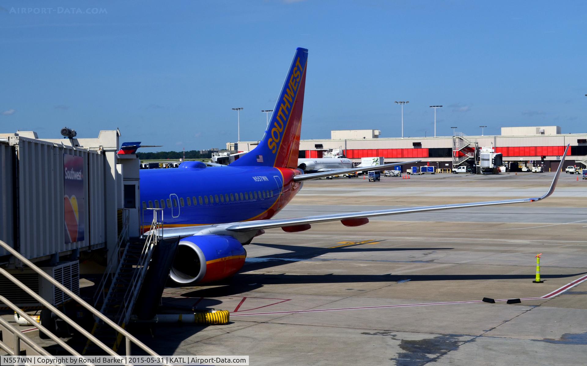 N557WN, 2000 Boeing 737-790 C/N 30166, At the gate Atlanta
