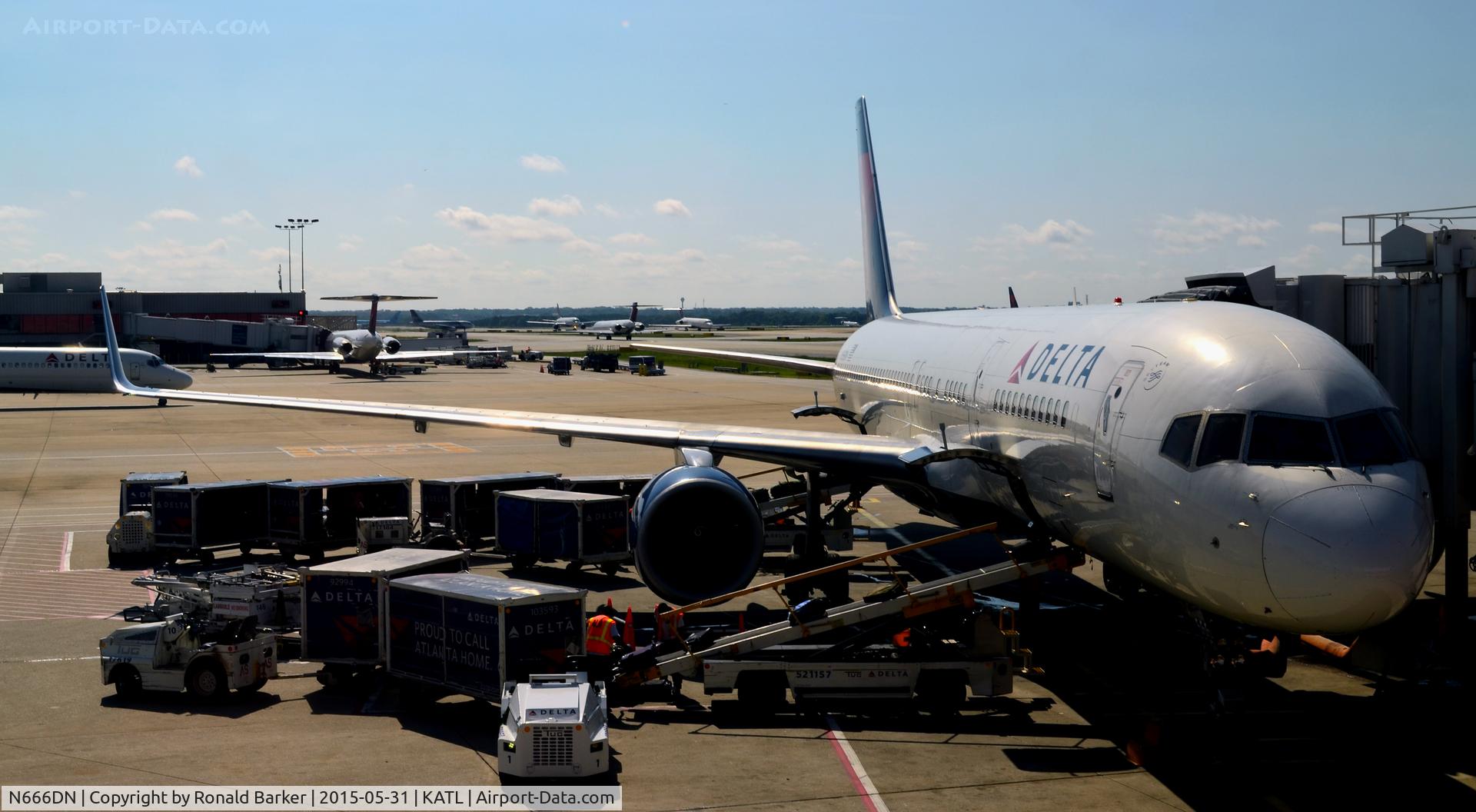 N666DN, 1991 Boeing 757-232 C/N 25034, Gate A1 Atlanta