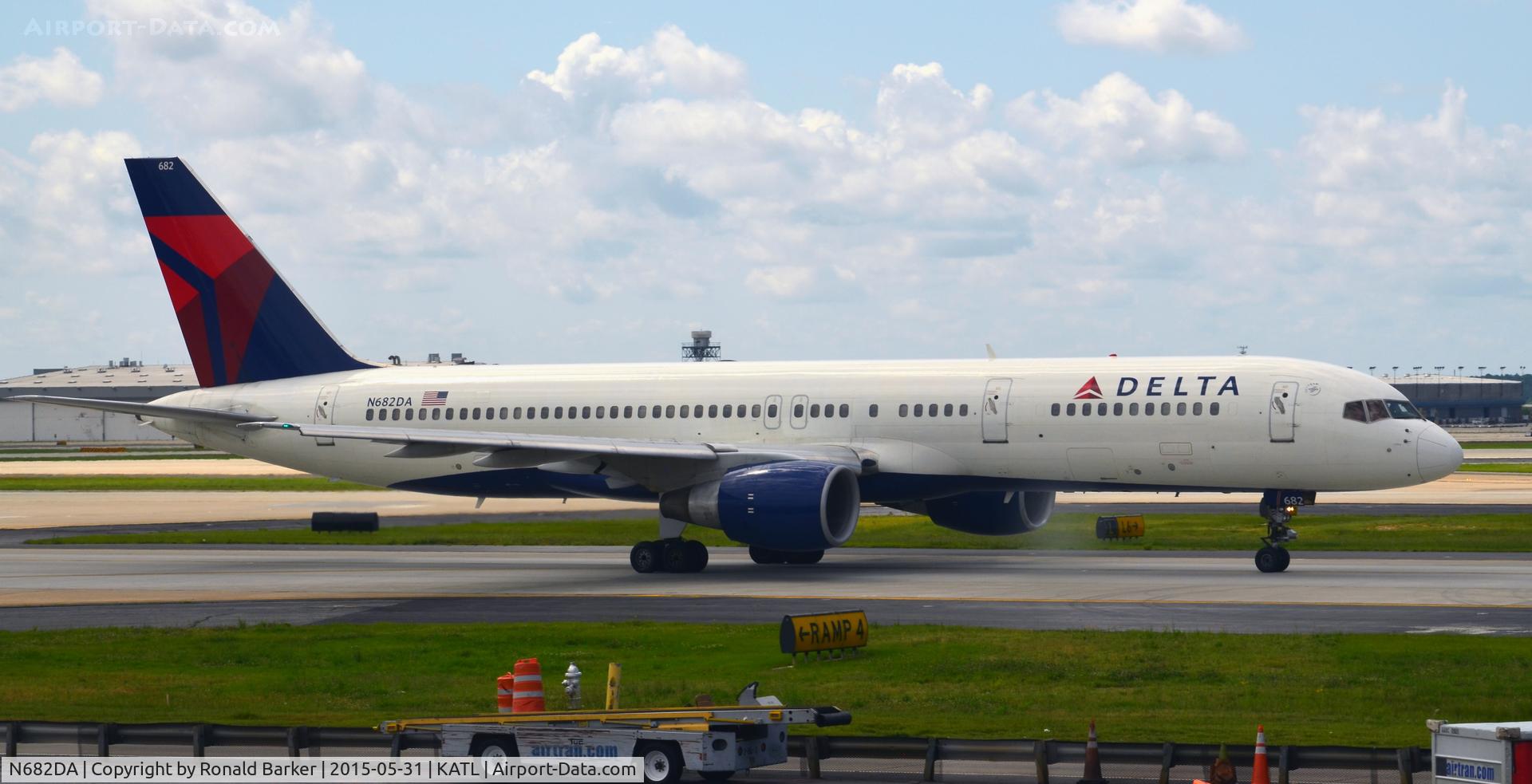 N682DA, 1993 Boeing 757-232 C/N 26958, Taxi Atlanta