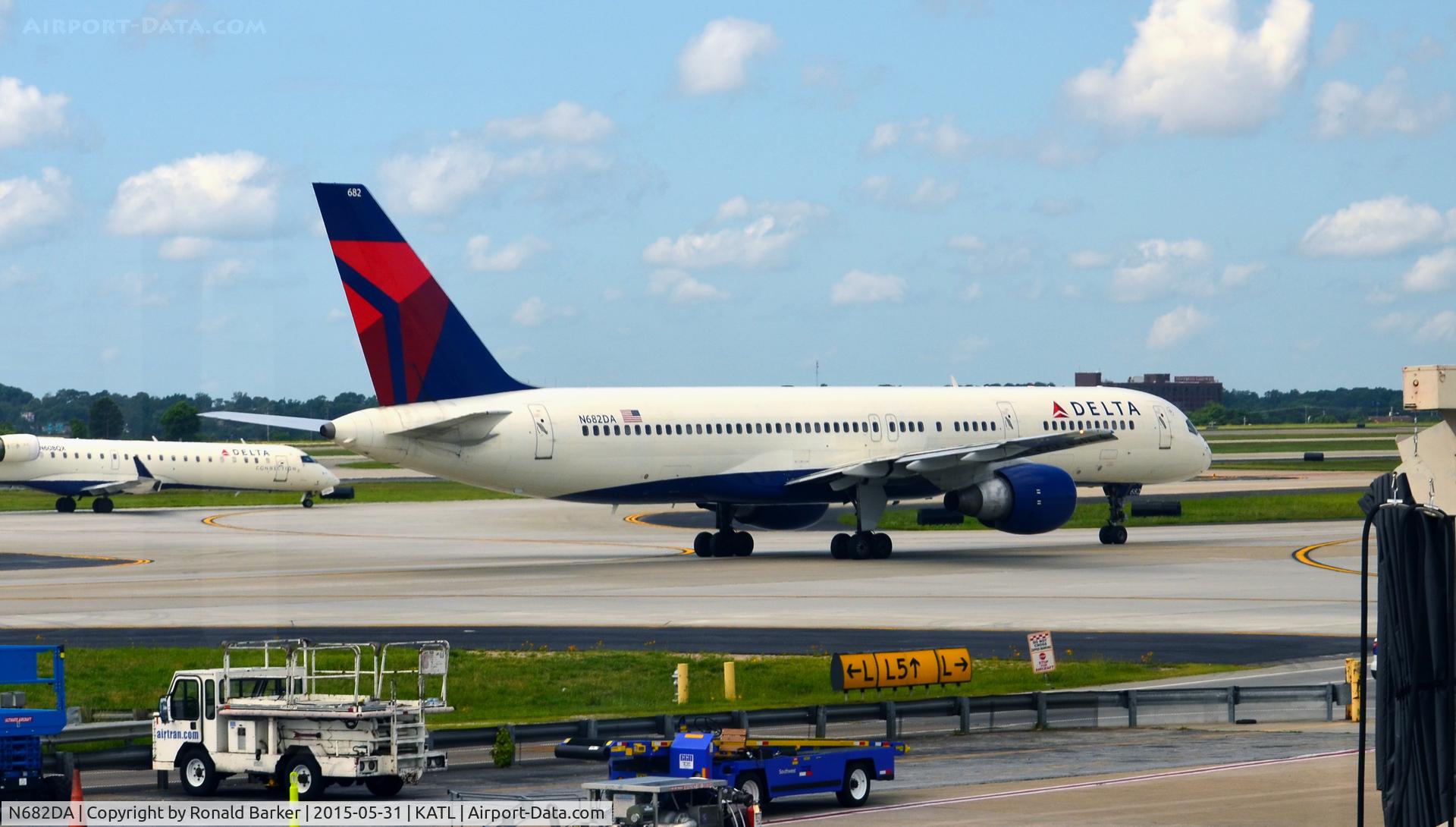 N682DA, 1993 Boeing 757-232 C/N 26958, Taxi Atlanta