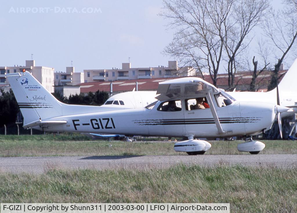 F-GIZI, Cessna 172R C/N 172-80435, Departing for a light flight...