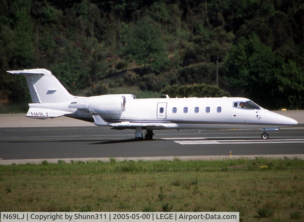 N69LJ, 1994 Learjet 60 C/N 60-027, Lining up for departure...
