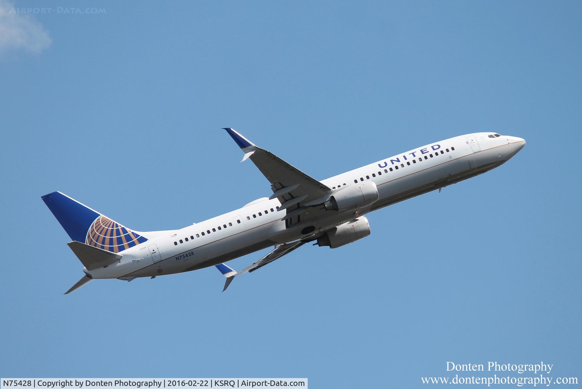 N75428, 2008 Boeing 737-924/ER C/N 31633, United Flight 1641 (N75428) departs Sarasota-Bradenton International Airport enroute to Chicago-O-Hare International Airport