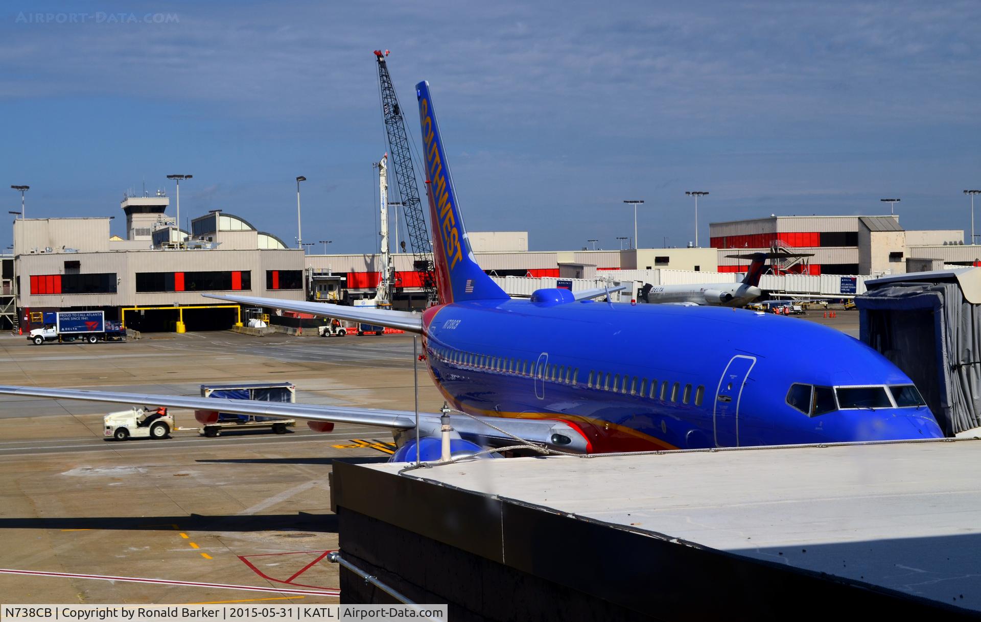 N738CB, 1999 Boeing 737-7H4 C/N 27870, At the gate Atlanta
