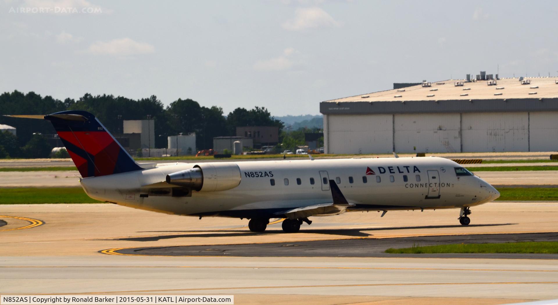 N852AS, 2000 Bombardier CRJ-200ER (CL-600-2B19) C/N 7369, taxi Atlanta