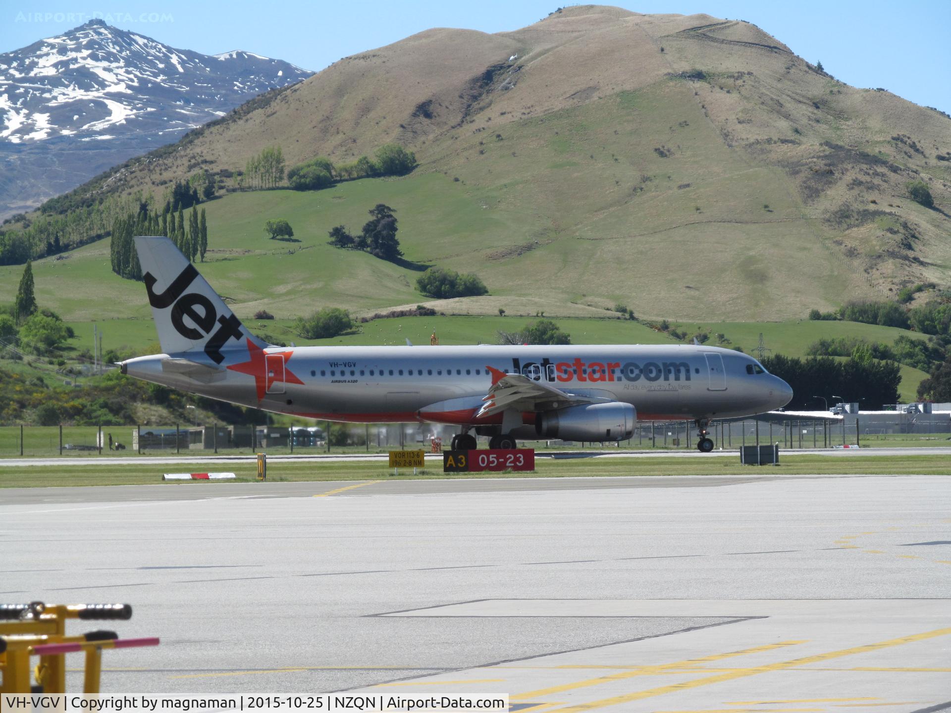 VH-VGV, 2010 Airbus A320-232 C/N 4229, taxying in