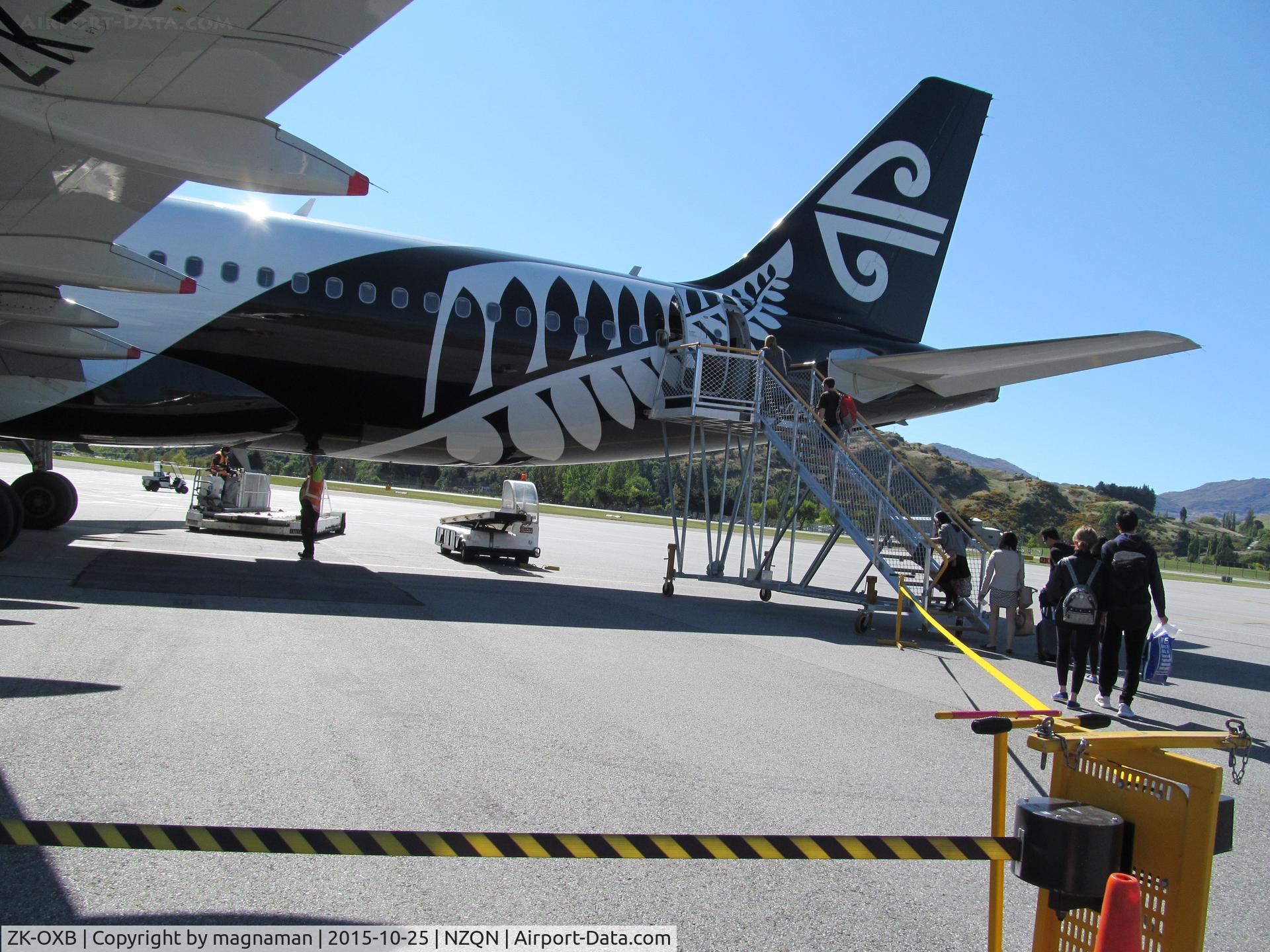 ZK-OXB, 2013 Airbus A320-232 C/N 5682, about to board