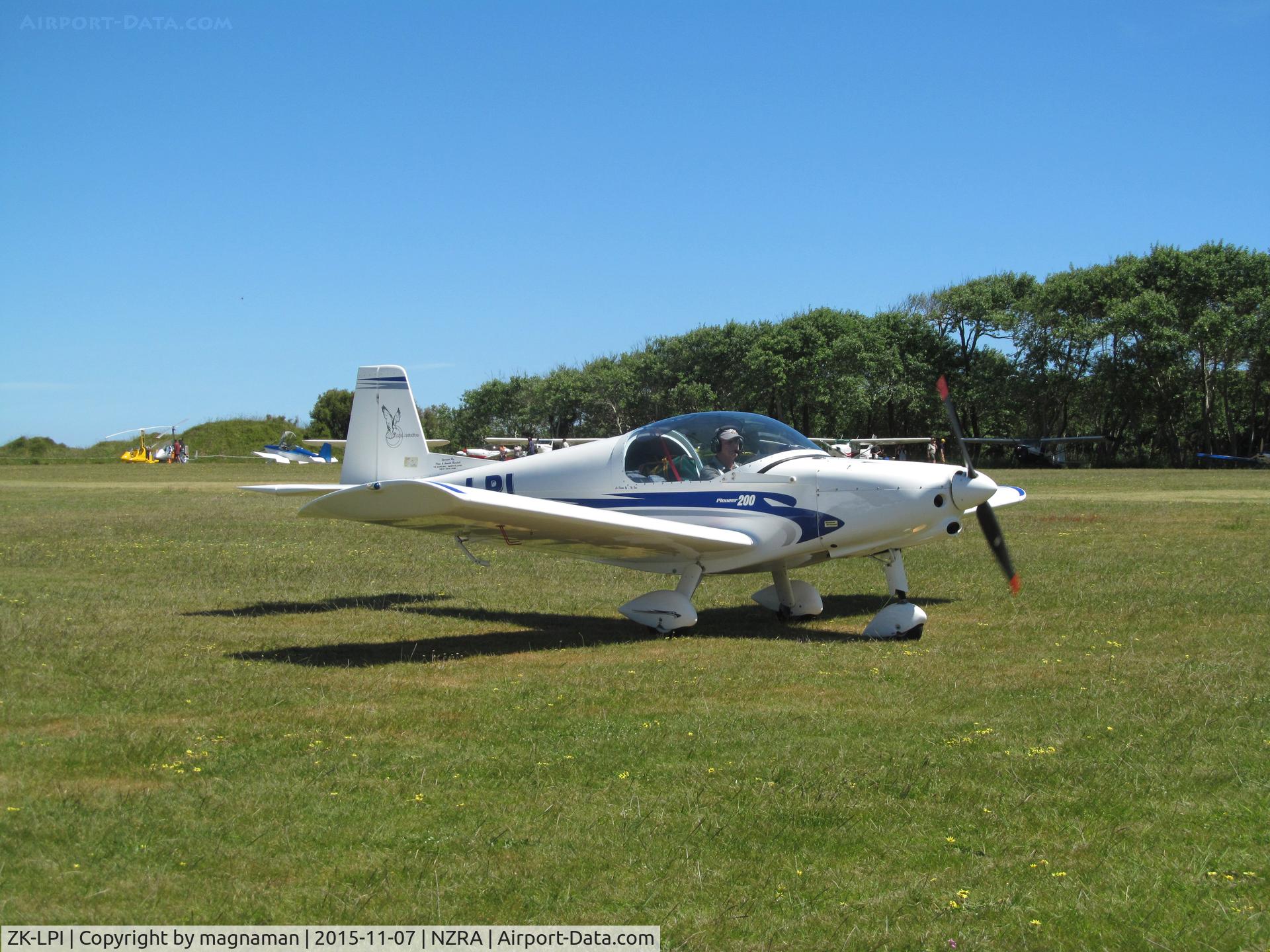 ZK-LPI, Alpi Aviation Pioneer 200 C/N NZ2001, taxying in