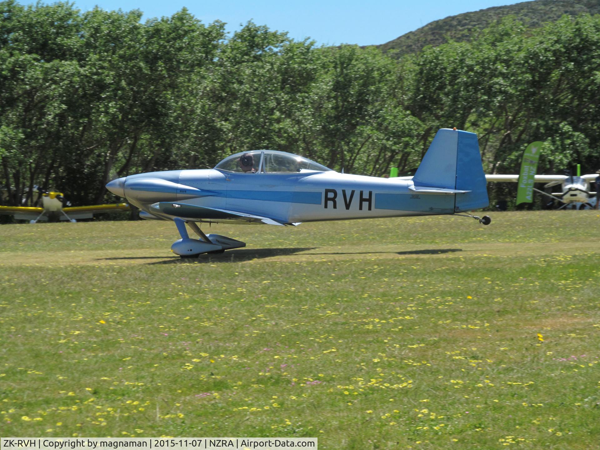 ZK-RVH, Vans RV-4 C/N 3906, landing at raglan