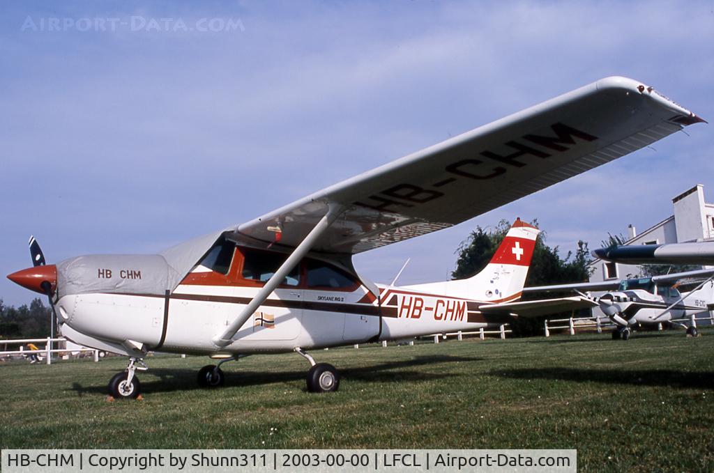 HB-CHM, 1979 Reims FR182 Skylane RG C/N FR18200035, Parked on the grass...