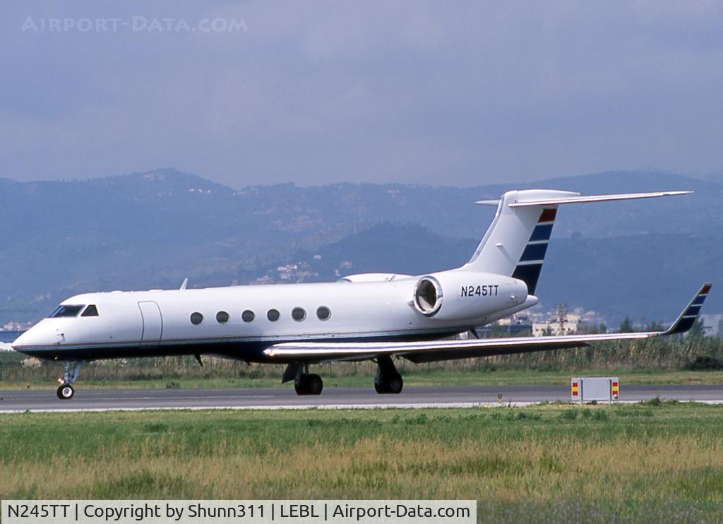 N245TT, 1998 Gulfstream Aerospace G-V C/N 548, Ready for take off from rwy 20