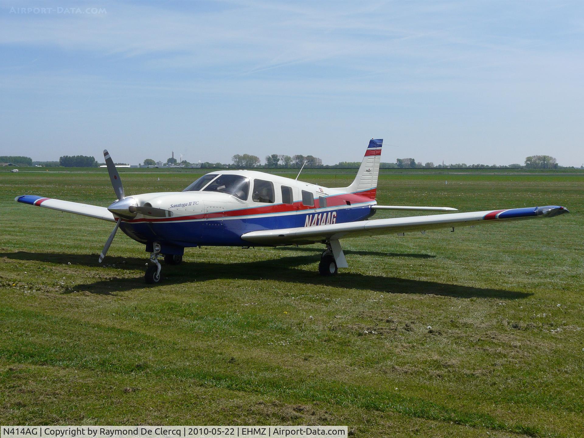 N414AG, 2000 Piper PA-32R-301T Turbo Saratoga C/N 3257184, Midden-Zeeland open door 2010.