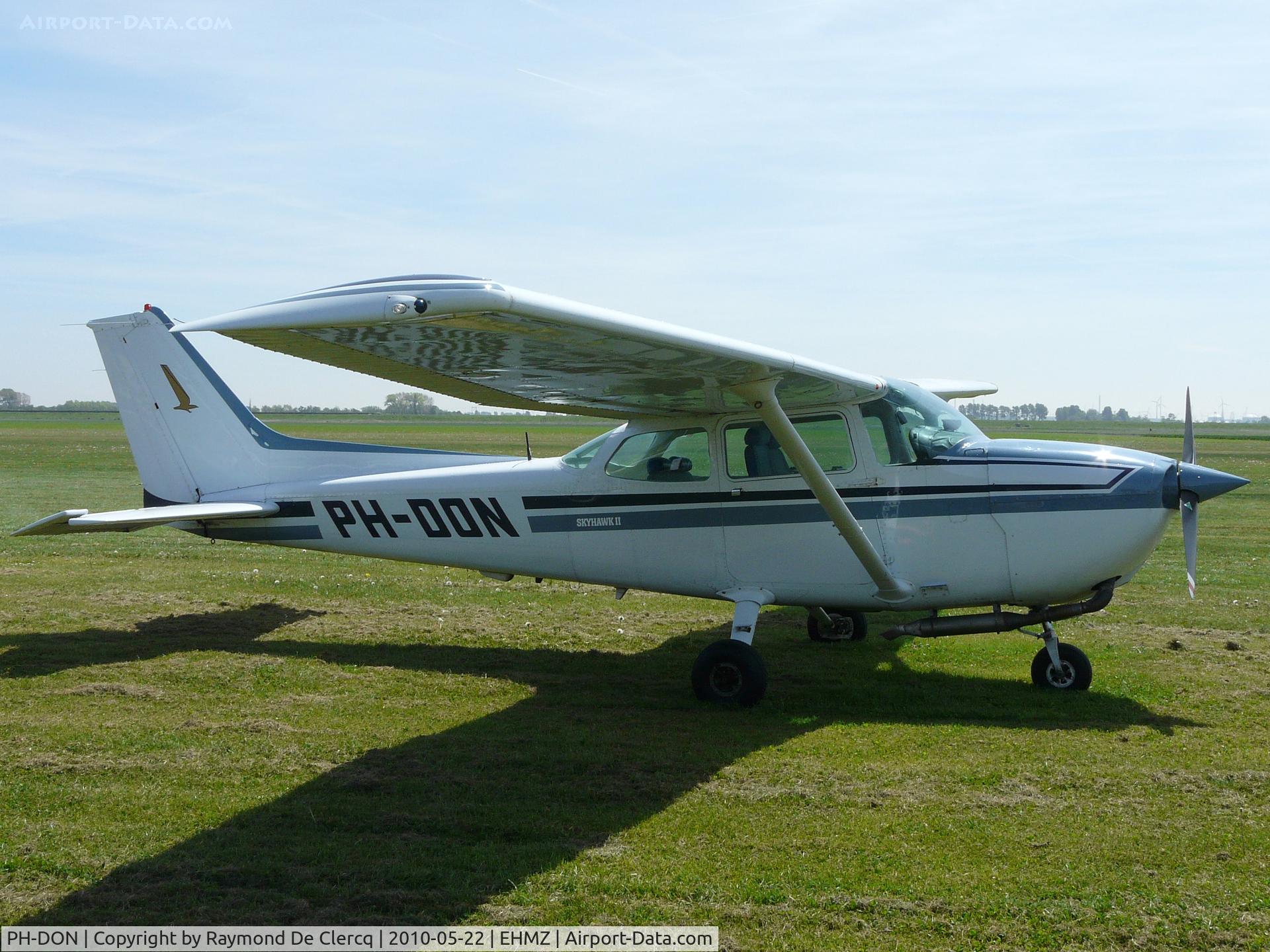 PH-DON, 1981 Cessna 172P Skyhawk II C/N 17274985, Midden-Zeeland open door 2010.