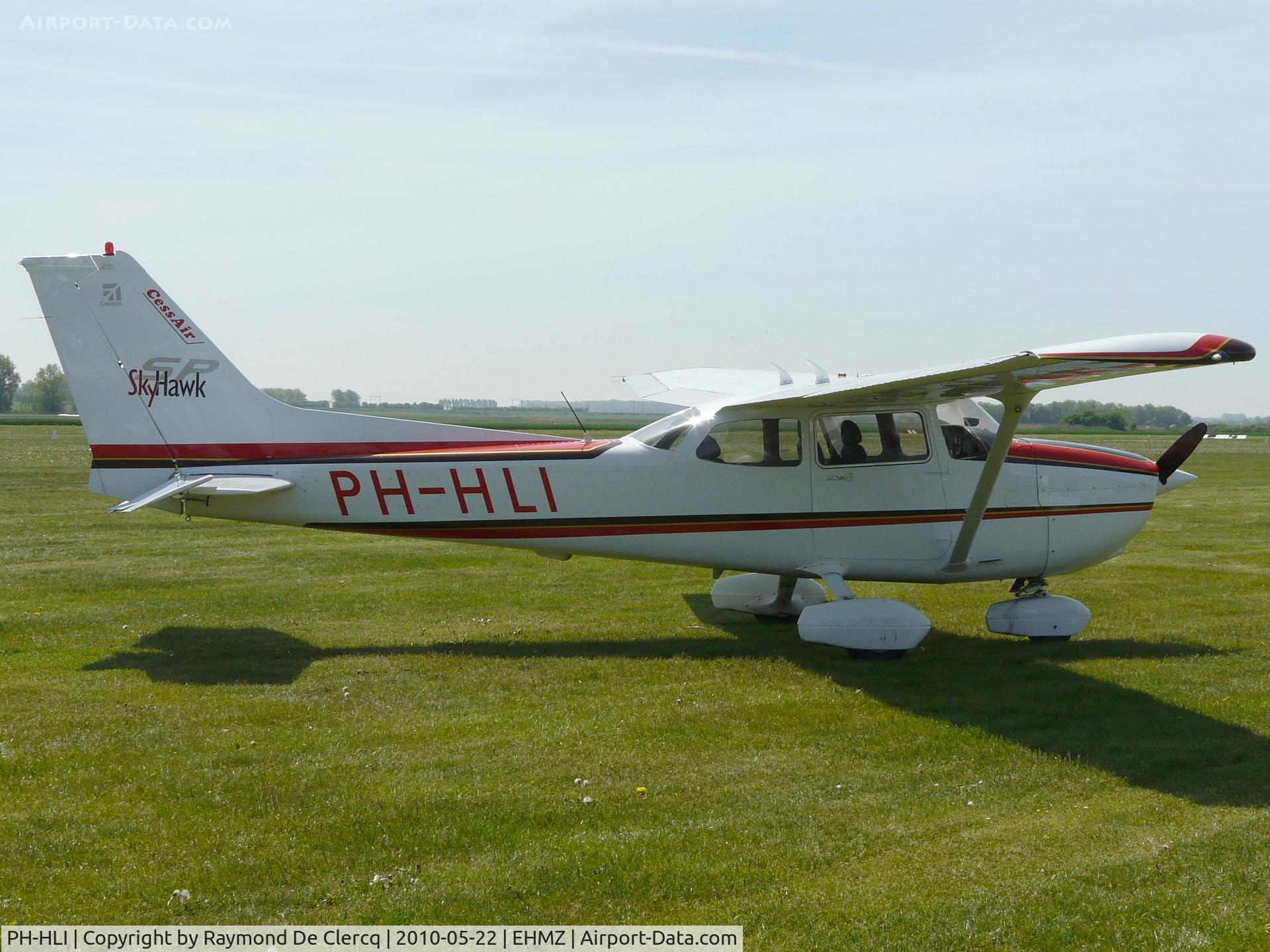 PH-HLI, 2001 Cessna 172S Skyhawk C/N 172S-8751, Midden-Zeeland open door 2010.