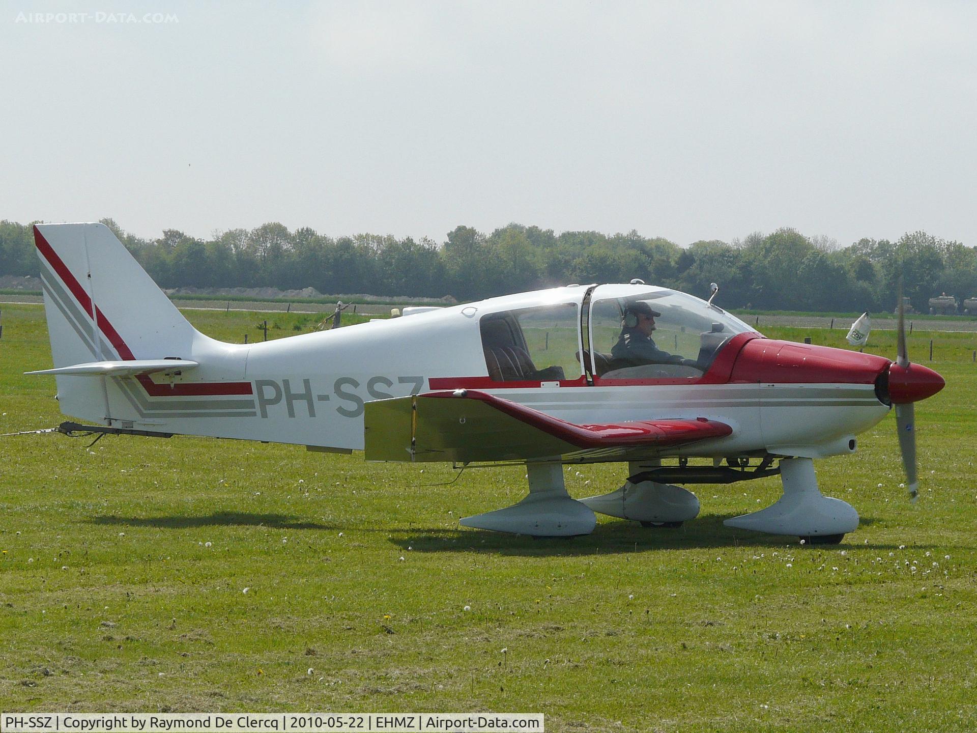 PH-SSZ, Robin DR-400-180 Regent Regent C/N 1112, Midden-Zeeland open door 2010.