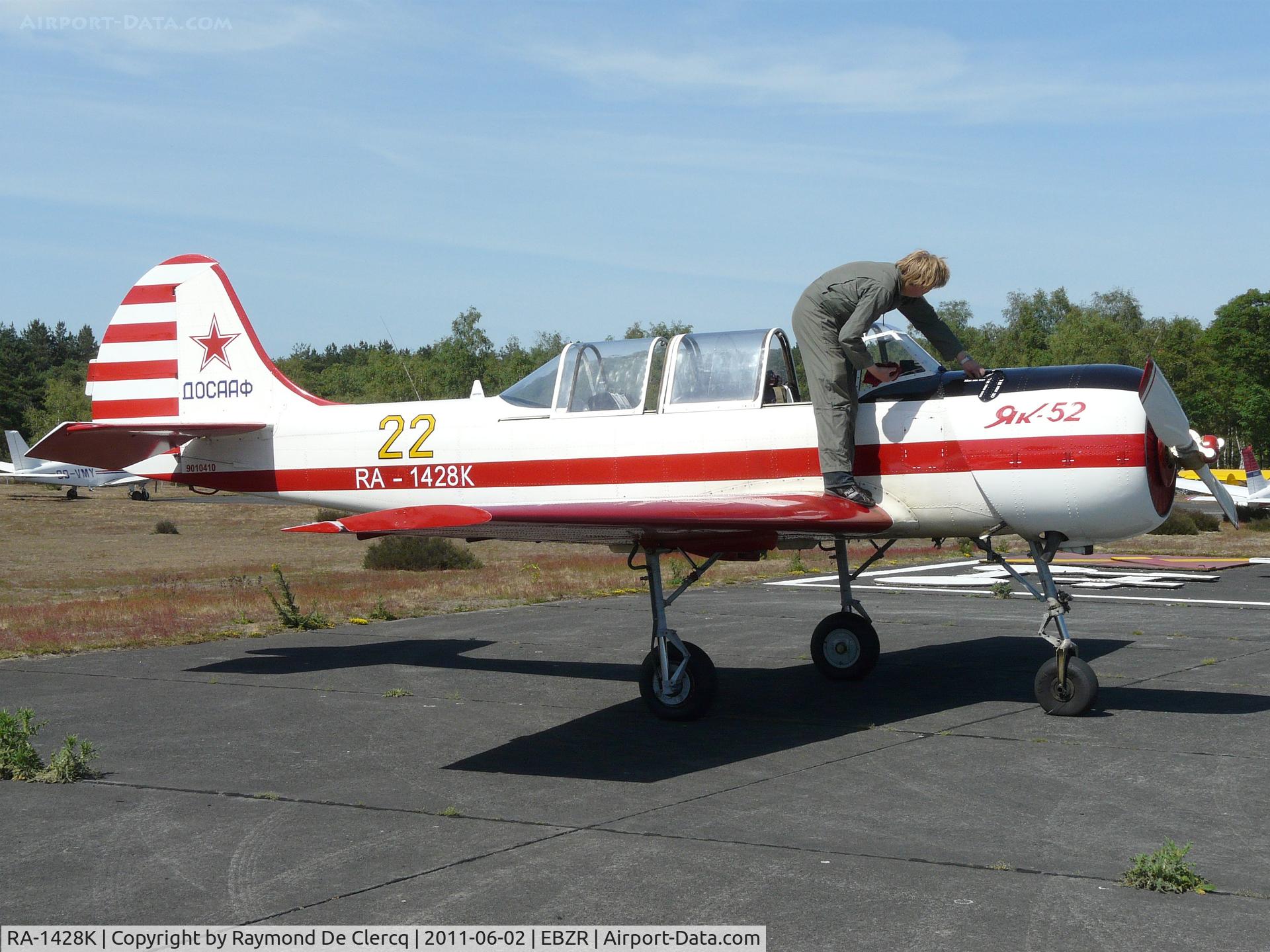 RA-1428K, 1990 Yakovlev Yak-52 C/N 9010410, Chipmeet at Zoersel in 2011.