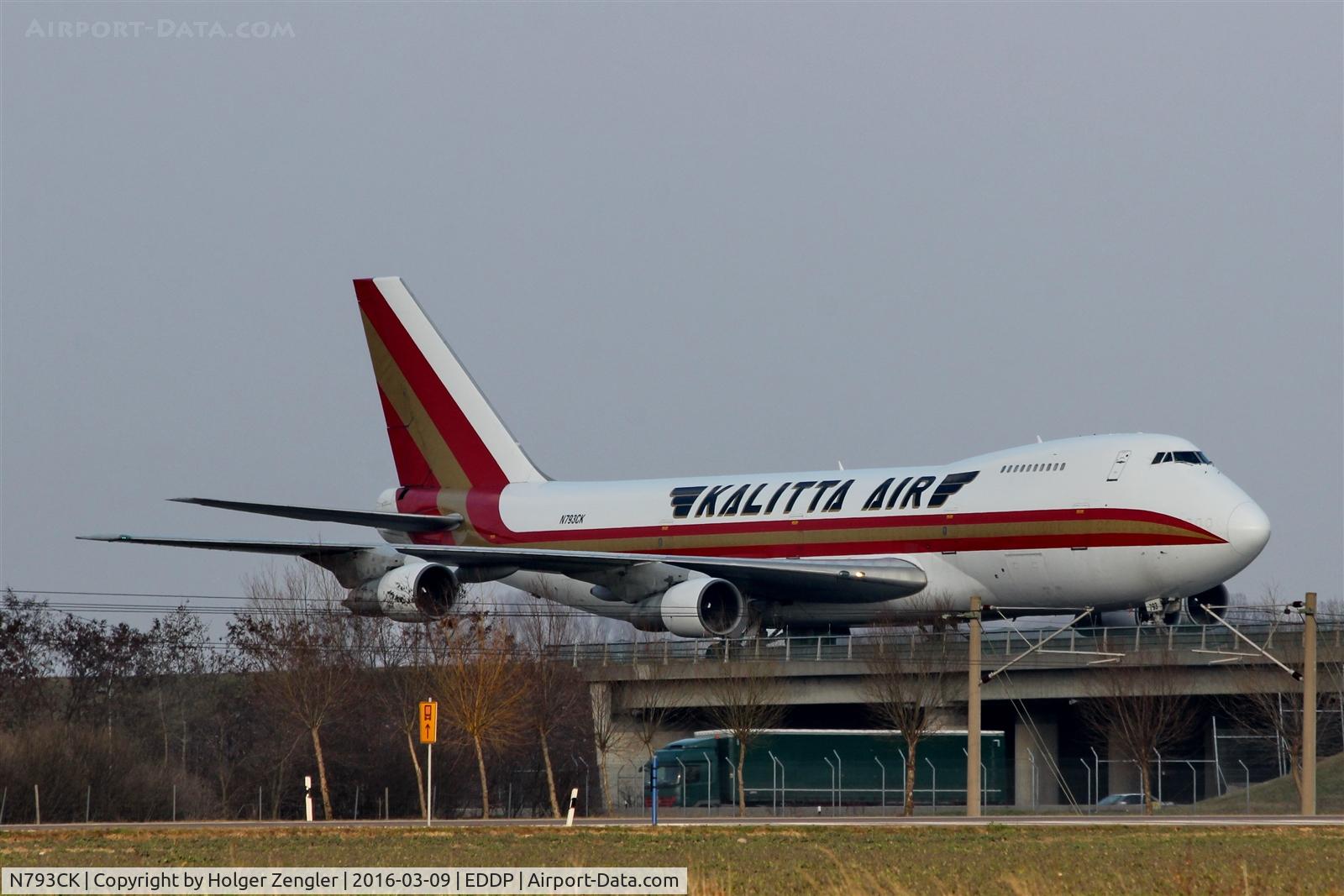 N793CK, 1987 Boeing 747-222B C/N 23736, On taxi from rwy 08L via W1 to apron 1 west...