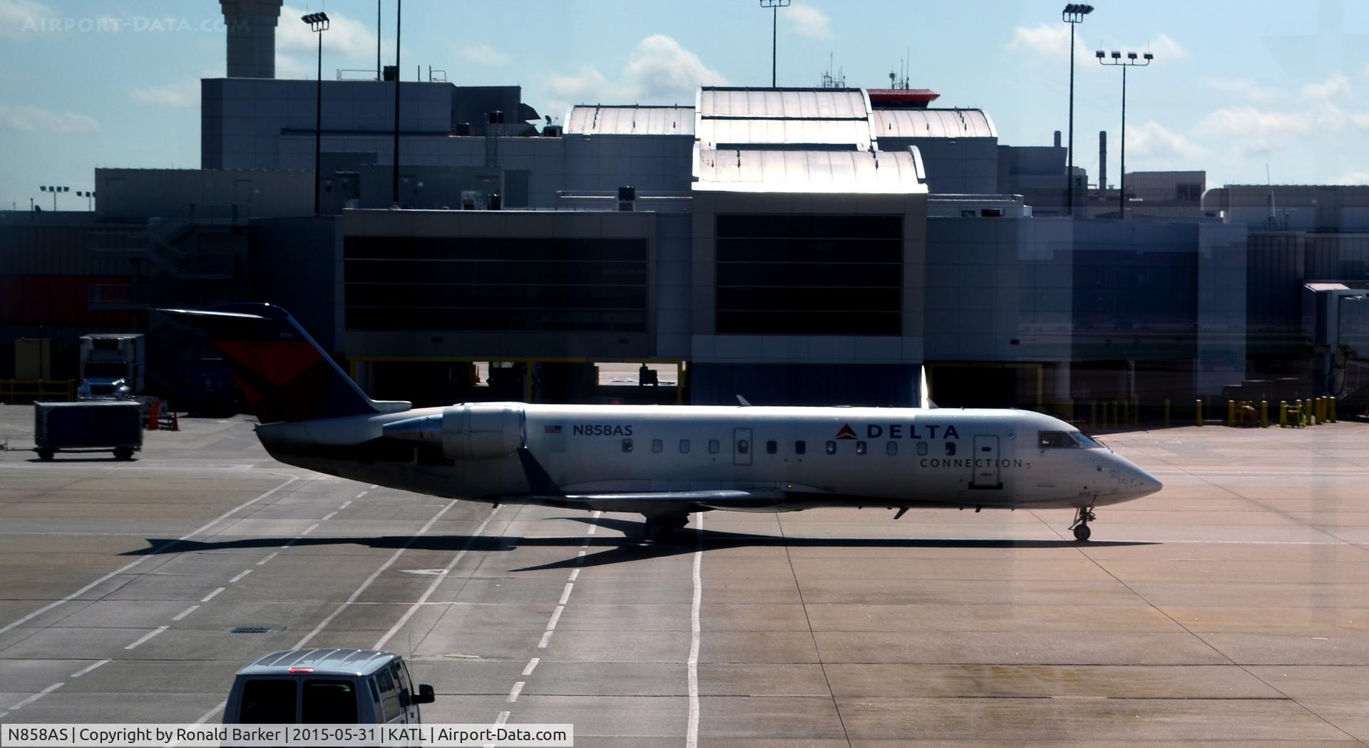 N858AS, 2000 Bombardier CRJ-200ER (CL-600-2B19) C/N 7417, Taxi Atlanta