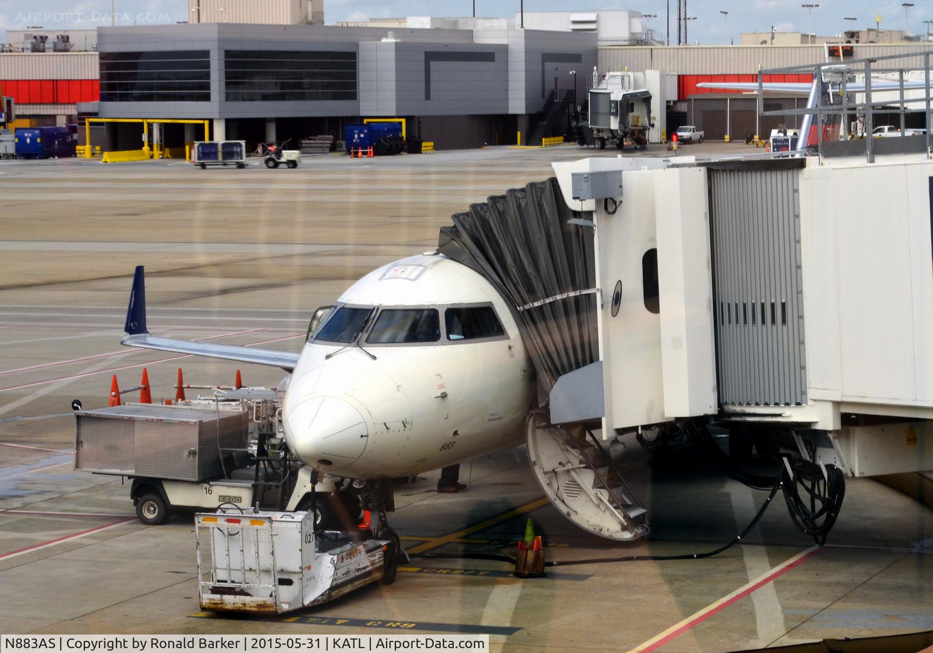 N883AS, 2001 Bombardier CRJ-200ER (CL-600-2B19) C/N 7504, Gate D28 Atlanta