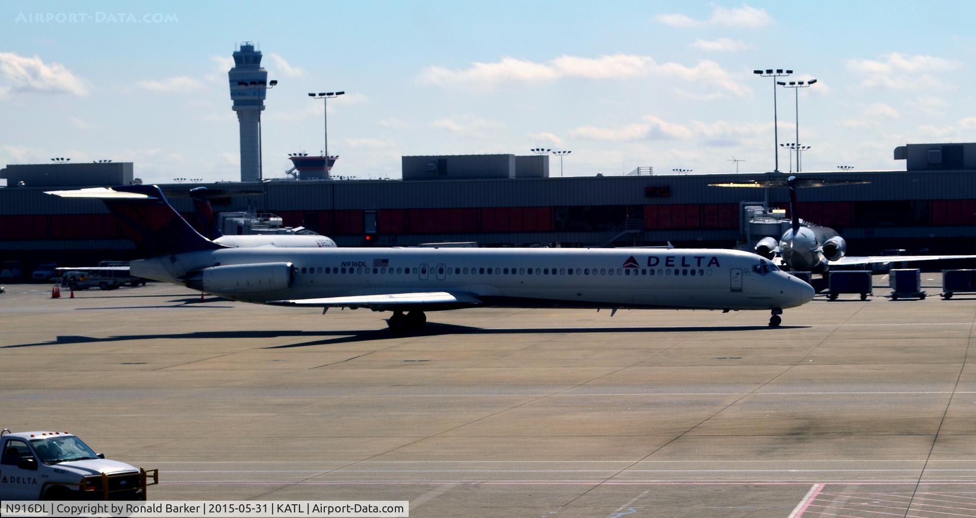 N916DL, 1988 McDonnell Douglas MD-88 C/N 49591, Taxi Atlanta