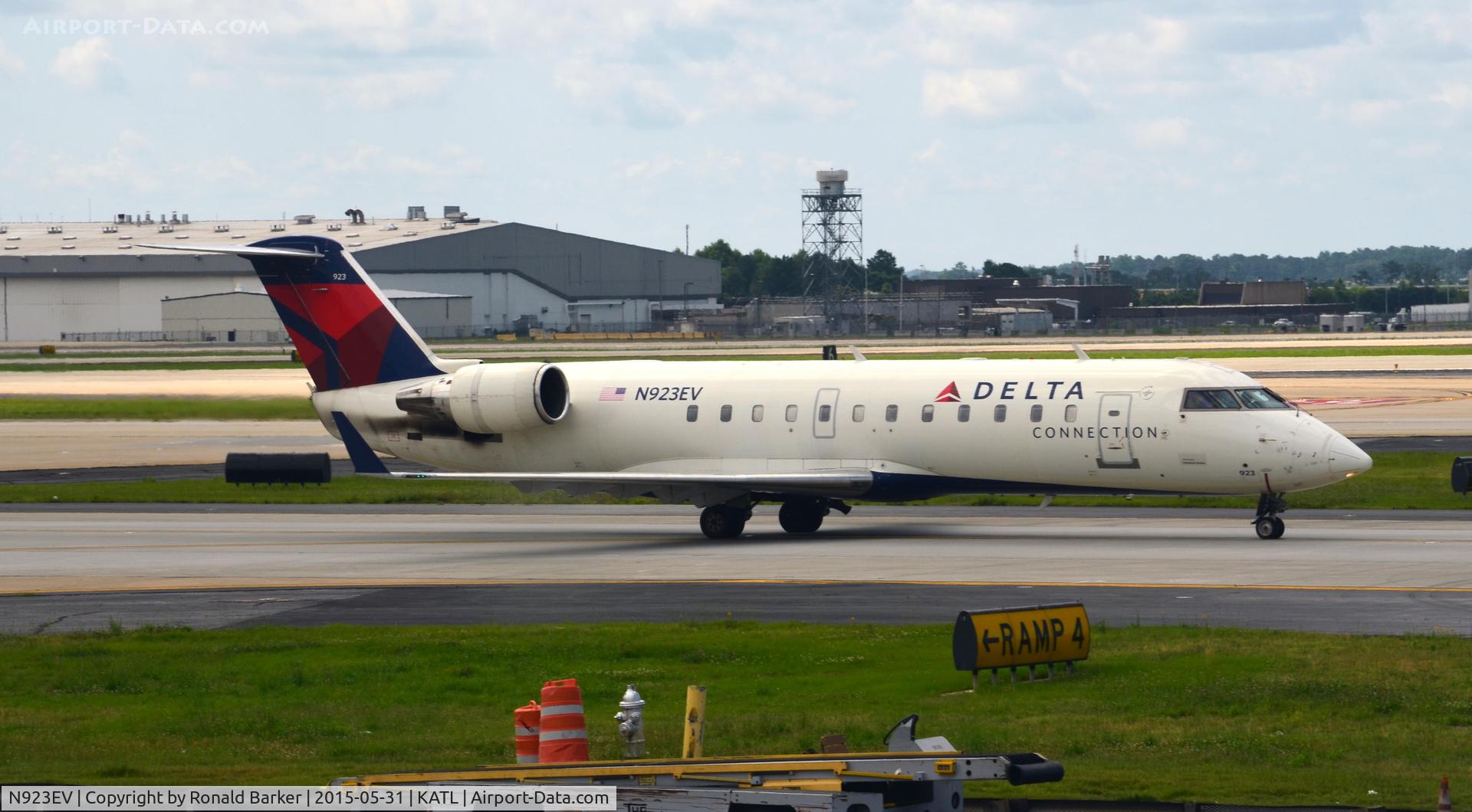N923EV, 2003 Bombardier CRJ-200ER (CL-600-2B19) C/N 7826, Taxi Atlanta