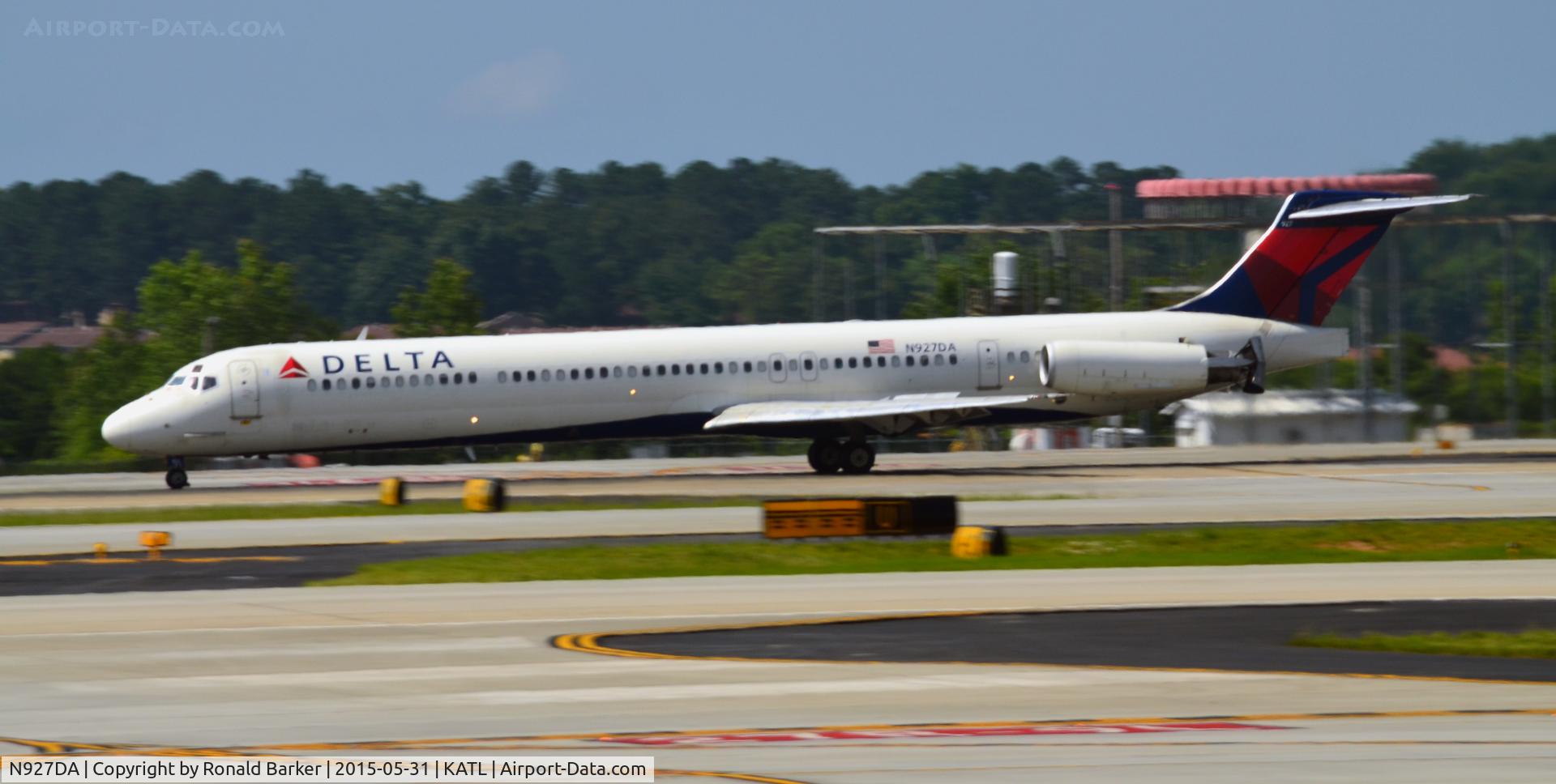 N927DA, 1988 McDonnell Douglas MD-88 C/N 49714, Landing roll Atlanta
