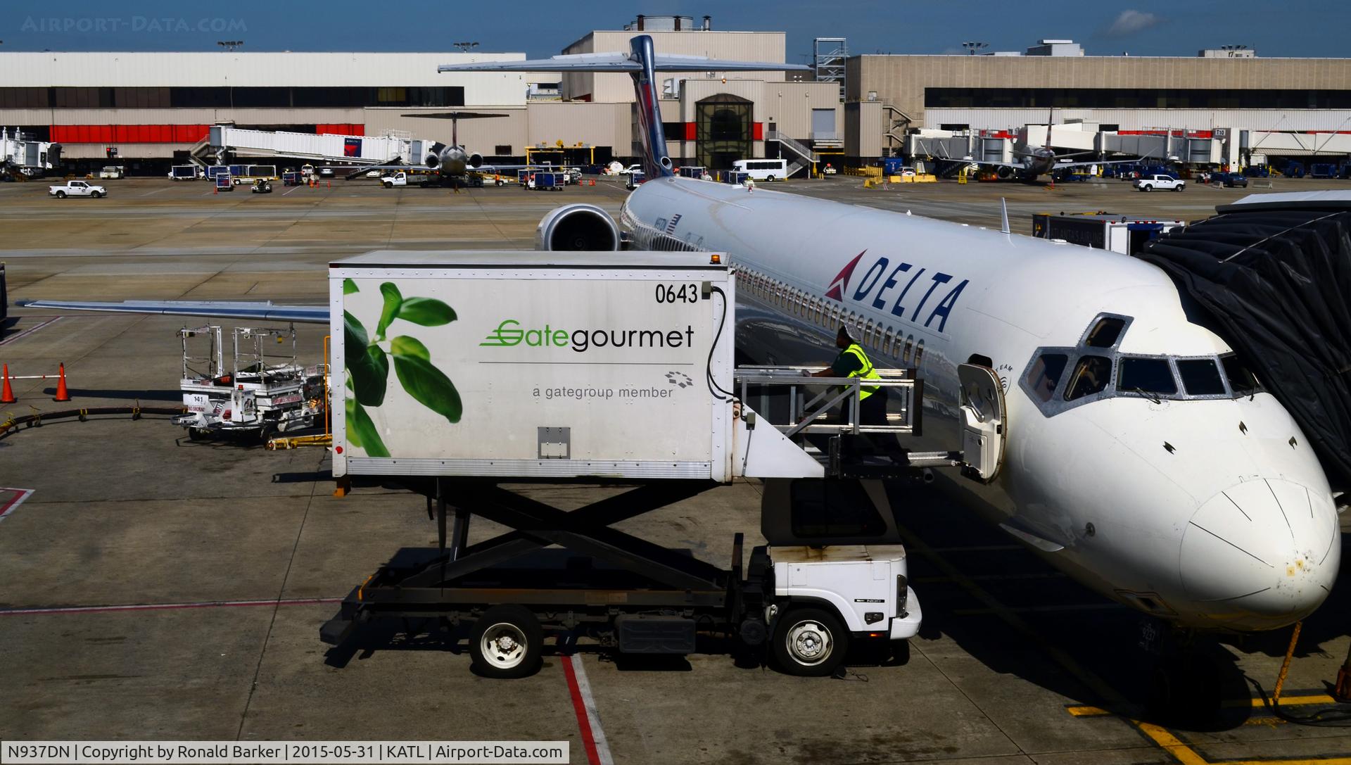 N937DN, McDonnell Douglas MD-90-30 C/N 53352, At the gate Atlanta