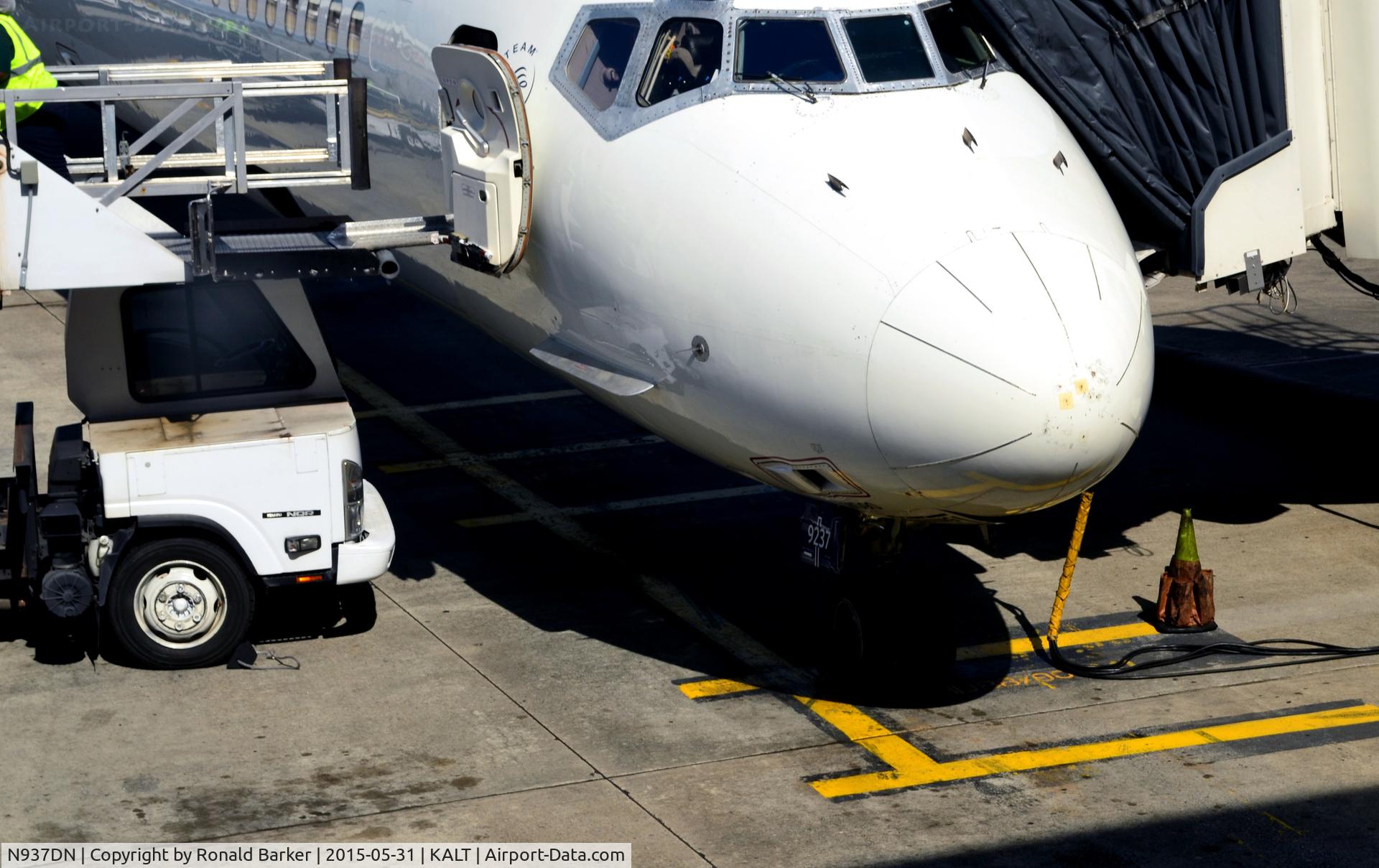 N937DN, McDonnell Douglas MD-90-30 C/N 53352, At the gate Atlanta