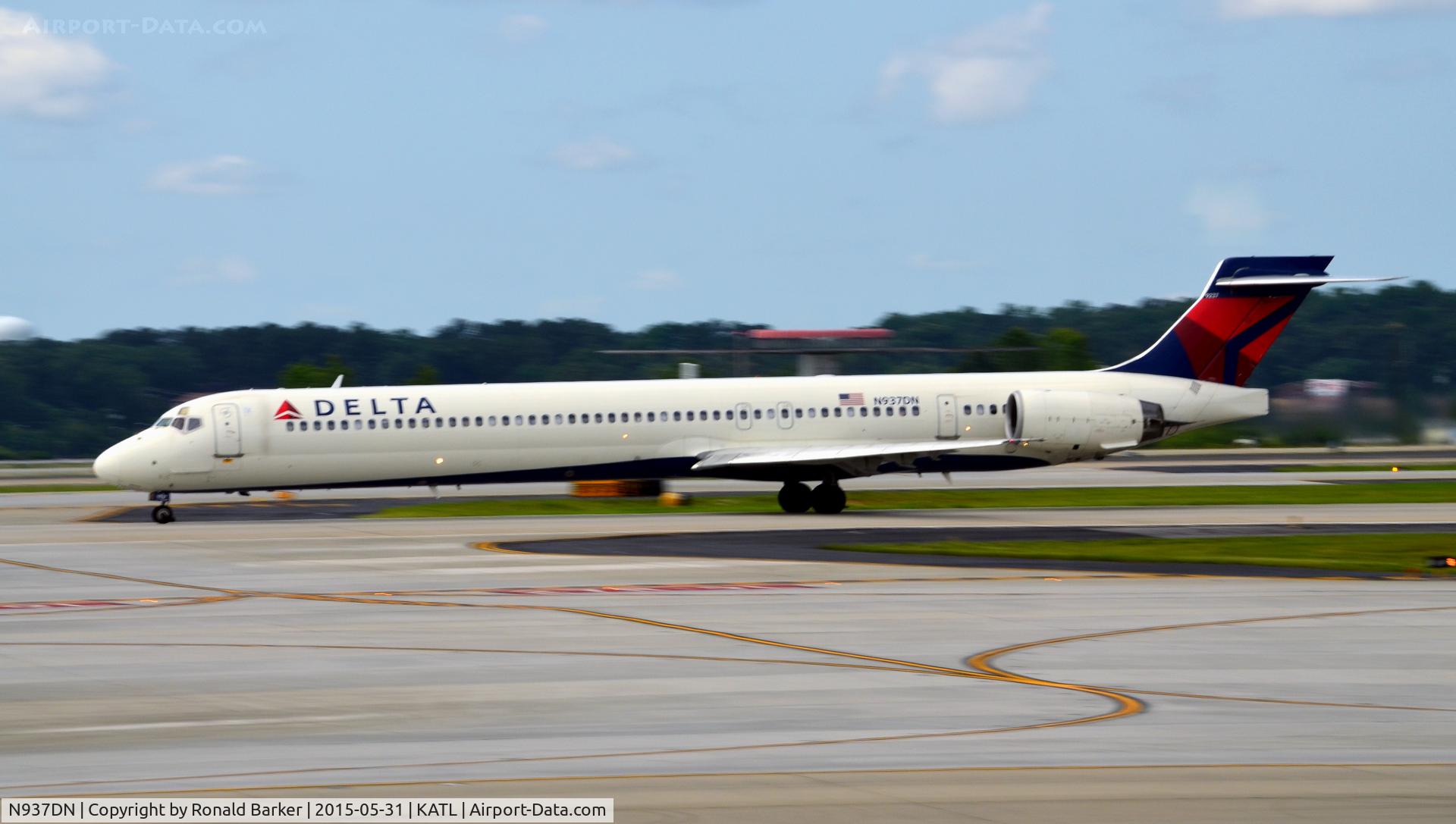 N937DN, McDonnell Douglas MD-90-30 C/N 53352, Takeoff Atlanta