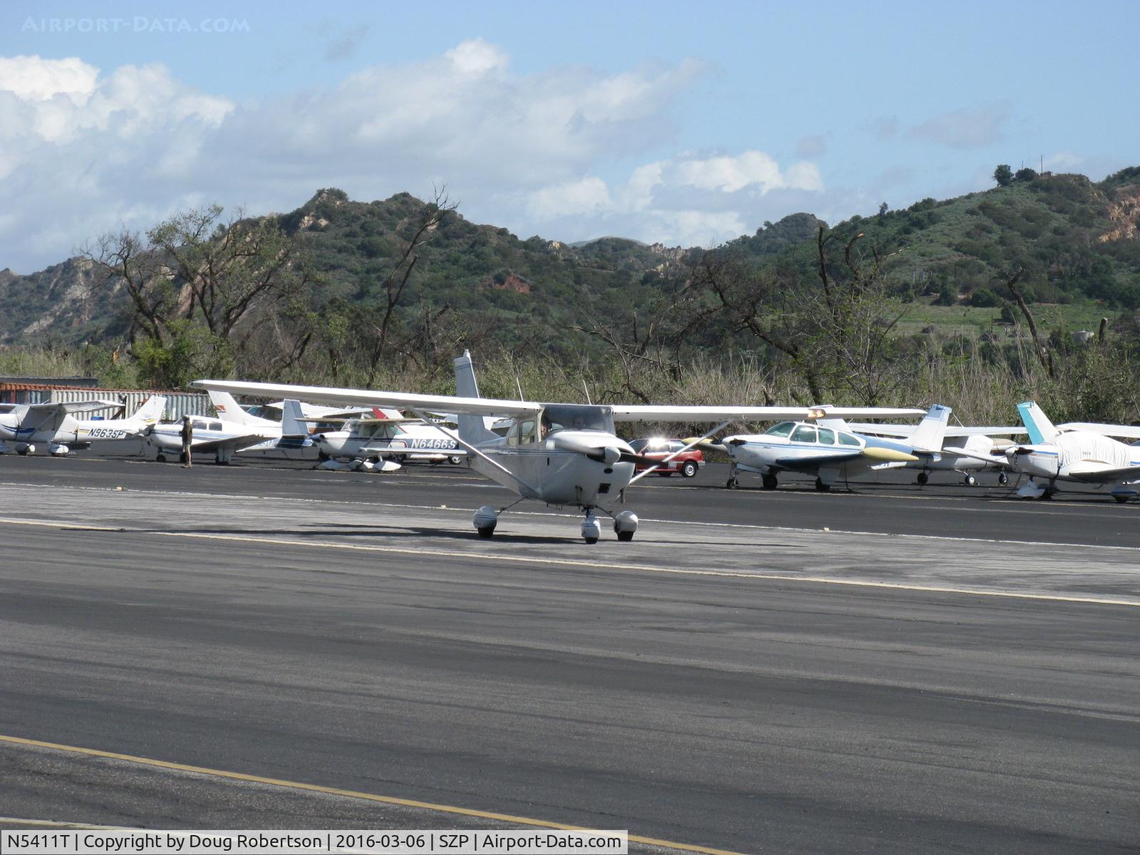 N5411T, 1964 Cessna 172E C/N 17251311, 1964 Cessna 172E, Continental O-300 145 Hp six cylinder, landed Rwy 22- taxi off the active