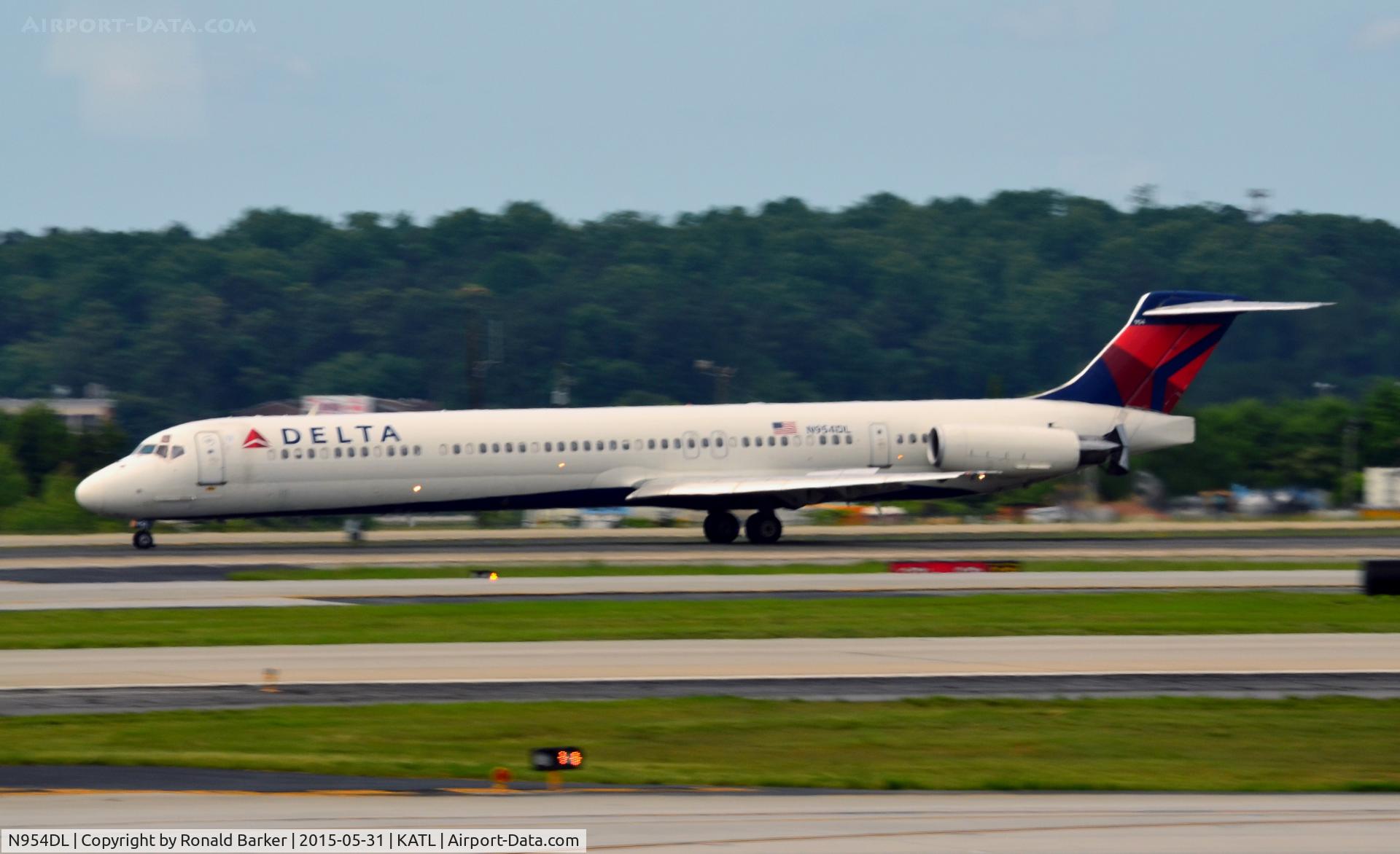 N954DL, 1990 McDonnell Douglas MD-88 C/N 49885, Landing Atlanta