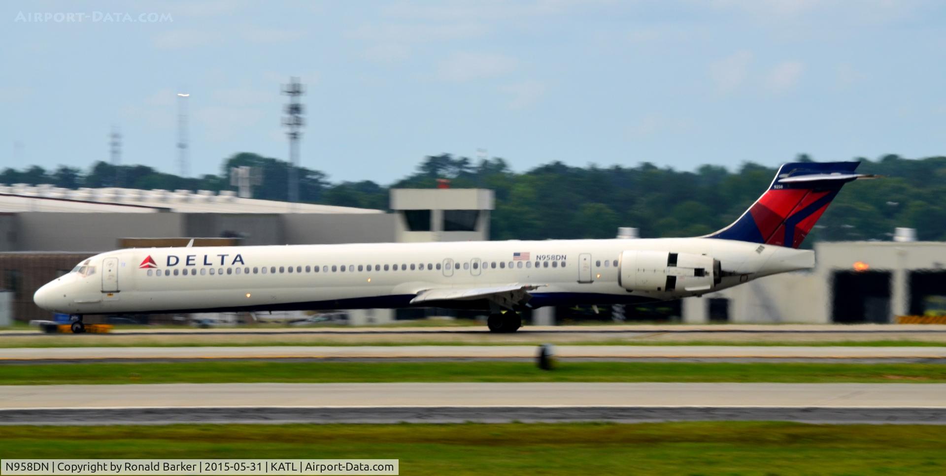 N958DN, McDonnell Douglas MD-90-30 C/N 53528, Landing Atlanta