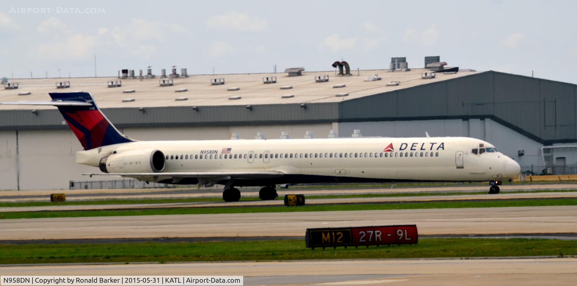 N958DN, McDonnell Douglas MD-90-30 C/N 53528, Taxi Atlanta
