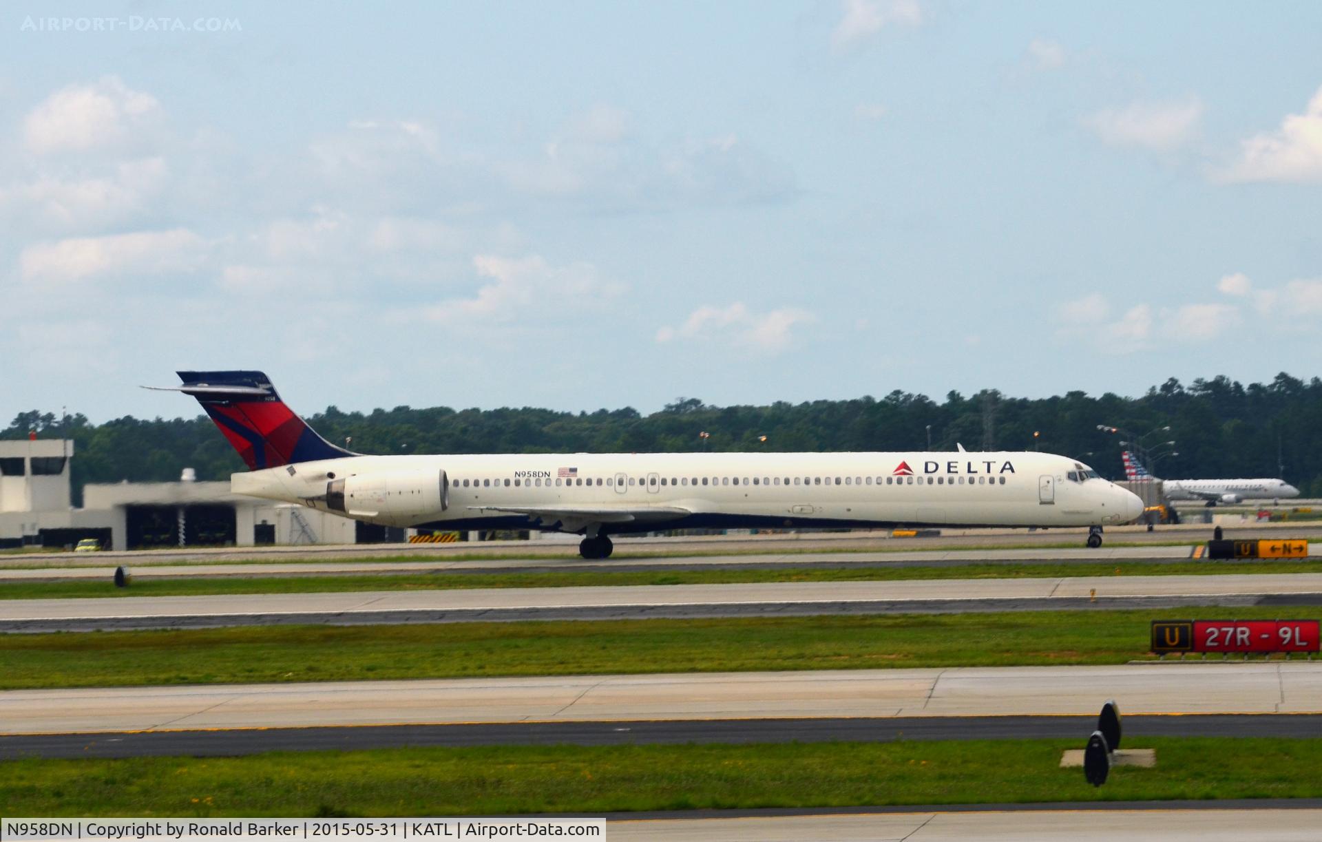 N958DN, McDonnell Douglas MD-90-30 C/N 53528, Taxi to parking Atlanta