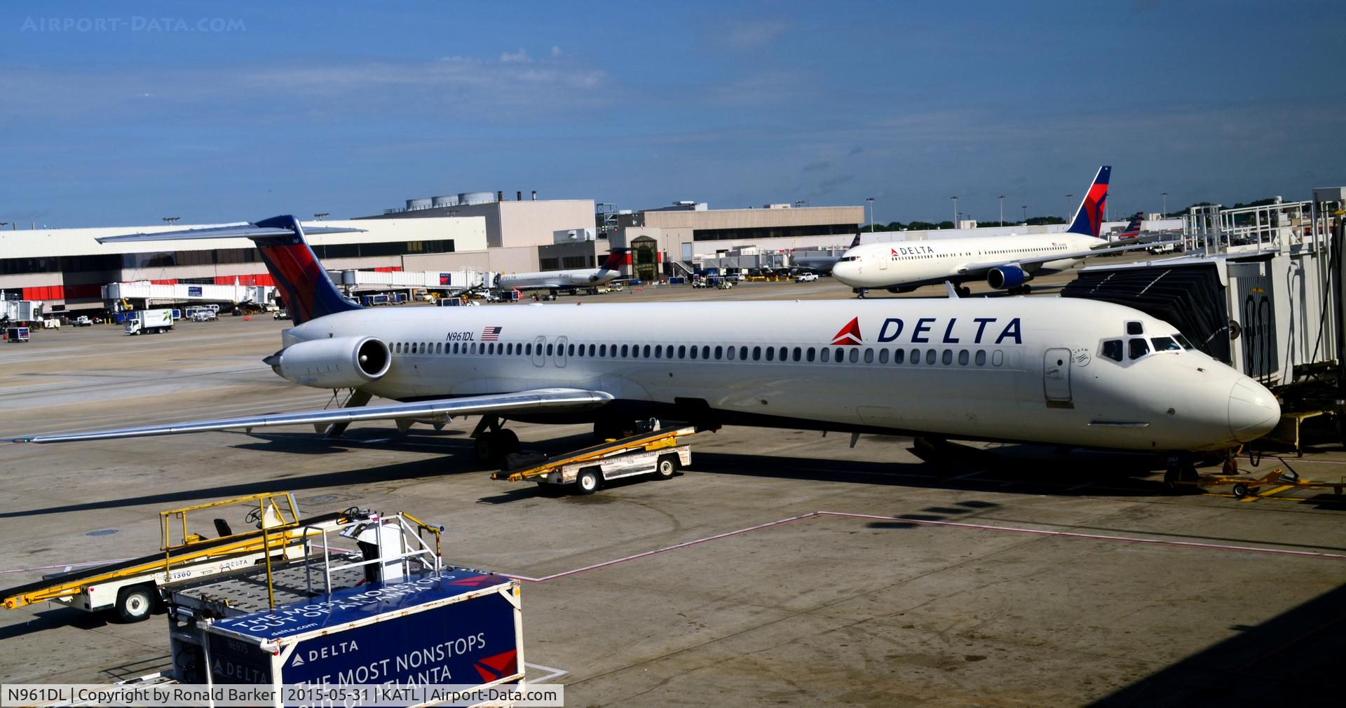 N961DL, 1990 McDonnell Douglas MD-88 C/N 49980, At the gate Atlanta