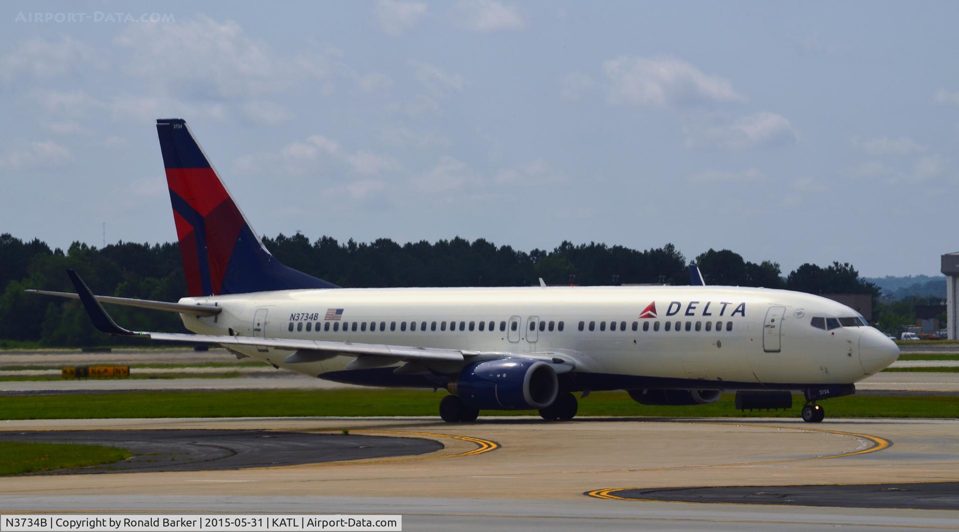 N3734B, 2000 Boeing 737-832 C/N 30776, Taxi Atlanta