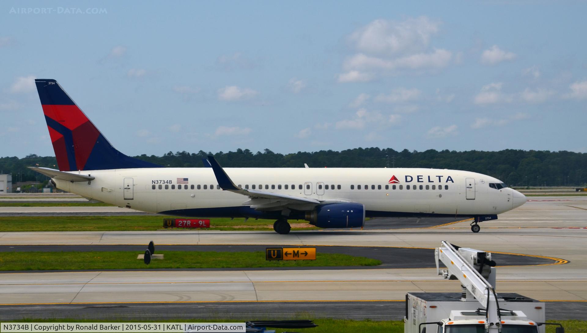 N3734B, 2000 Boeing 737-832 C/N 30776, Taxi Atlanta