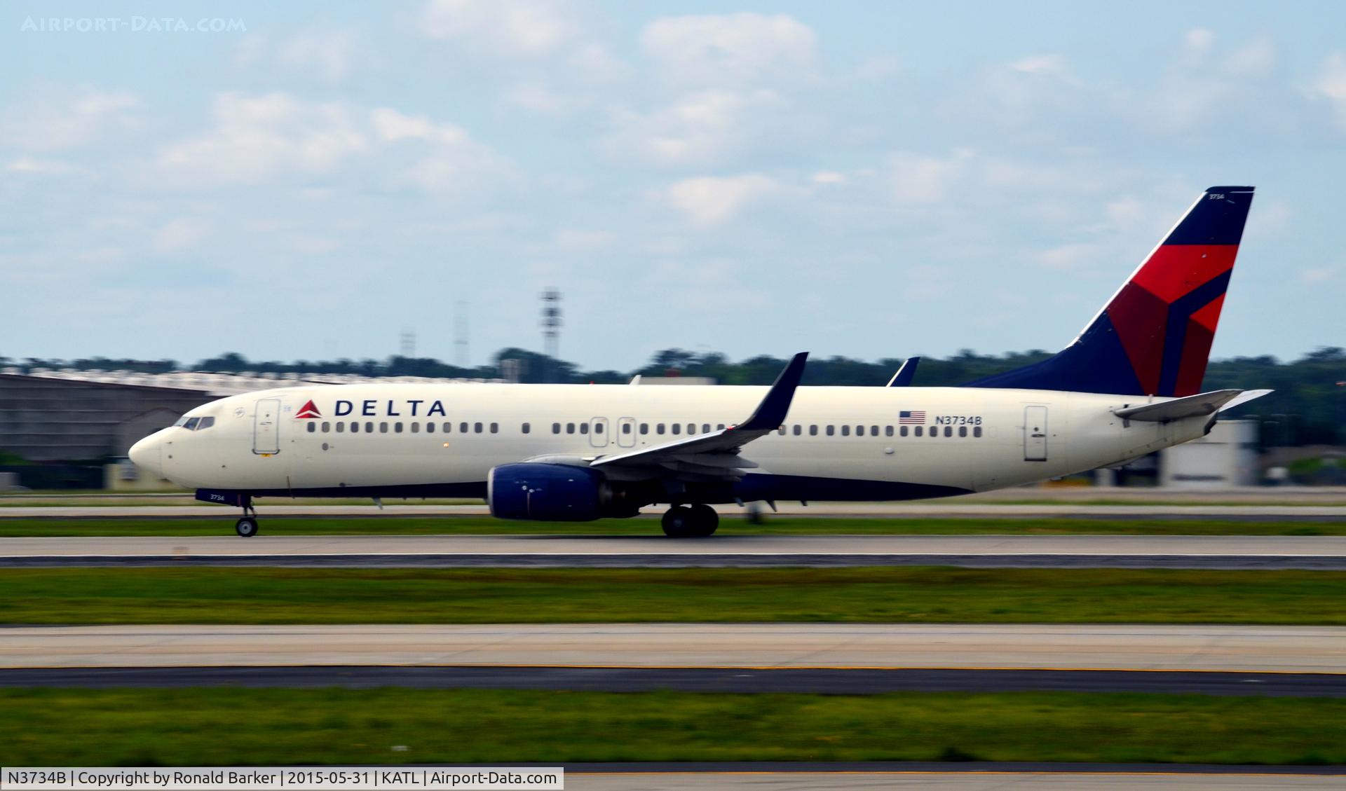 N3734B, 2000 Boeing 737-832 C/N 30776, Taxi Atlanta