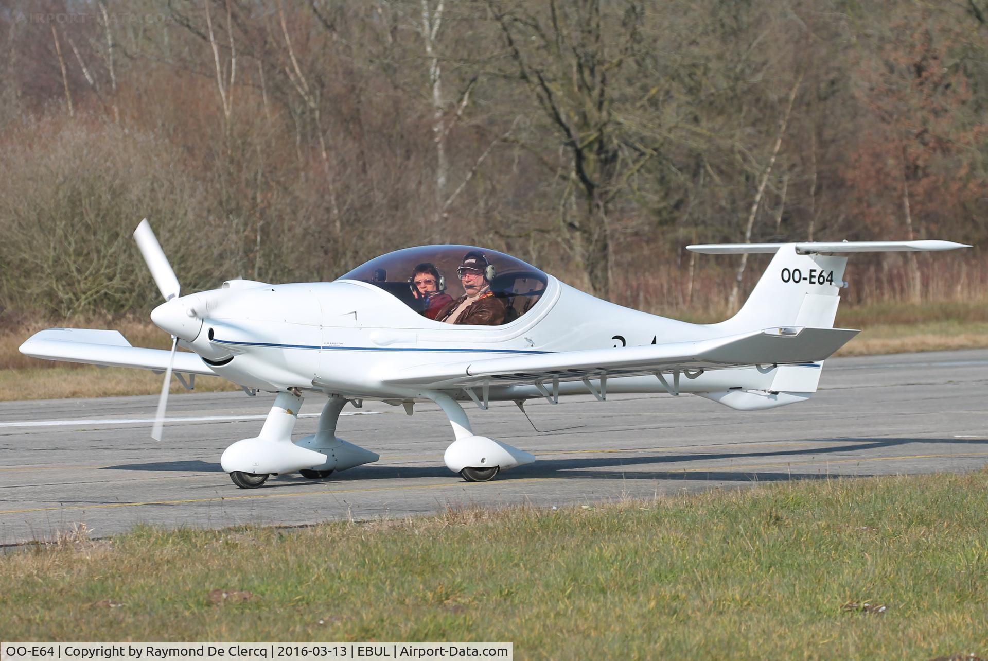OO-E64, 2004 Dyn'Aero MCR UL Bambi C/N 282, Taxiing.
