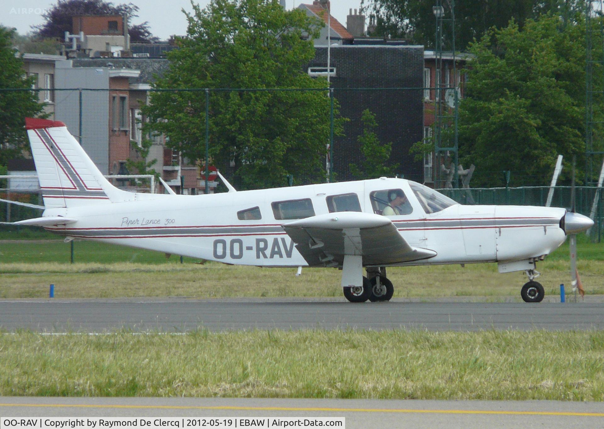 OO-RAV, 1976 Piper PA-32R-300 Cherokee Lance C/N 32R-7680031, Ready for take off.