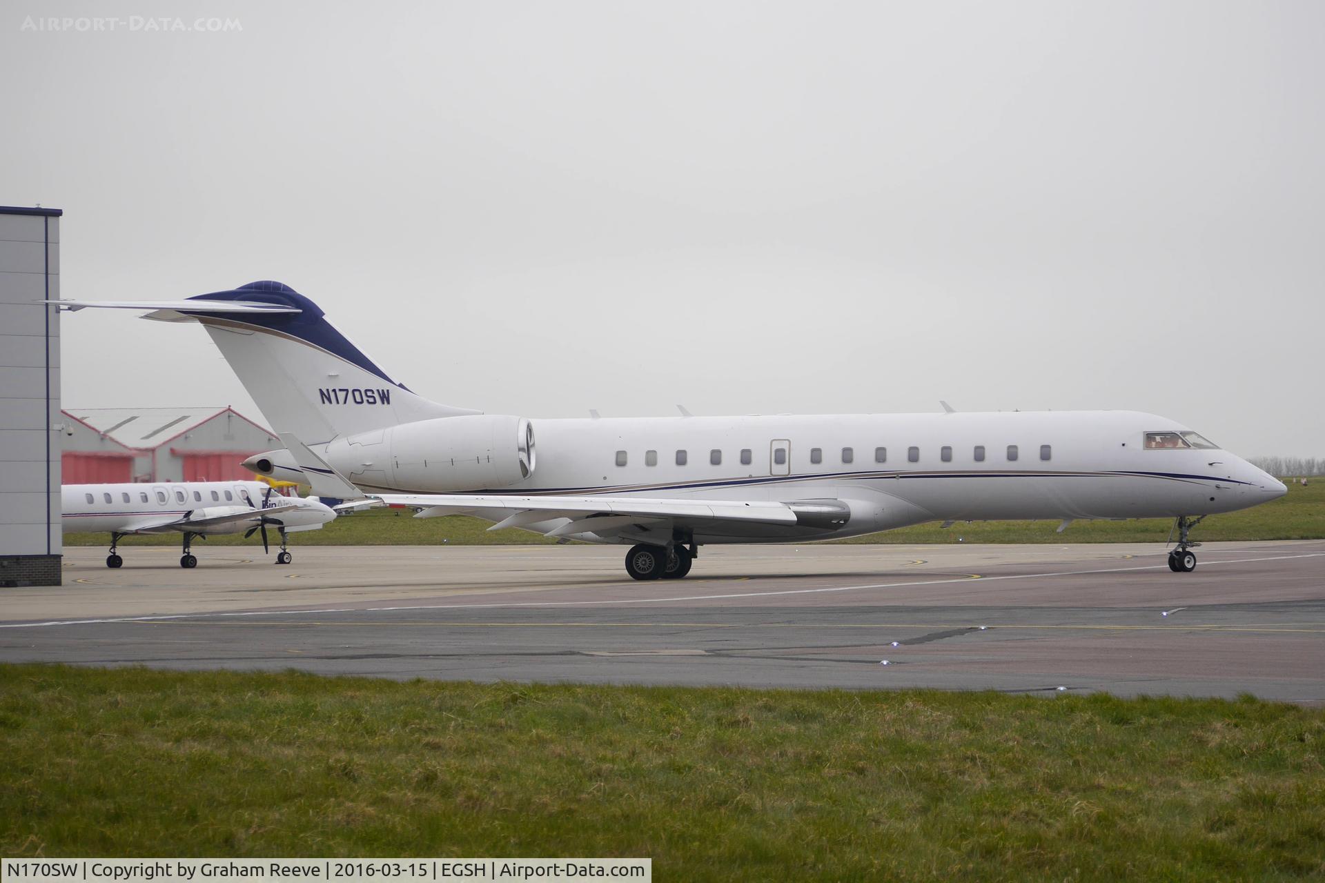 N170SW, 1999 Bombardier BD-700-1A10 Global Express C/N 9042, Heading for Norwich's runway 