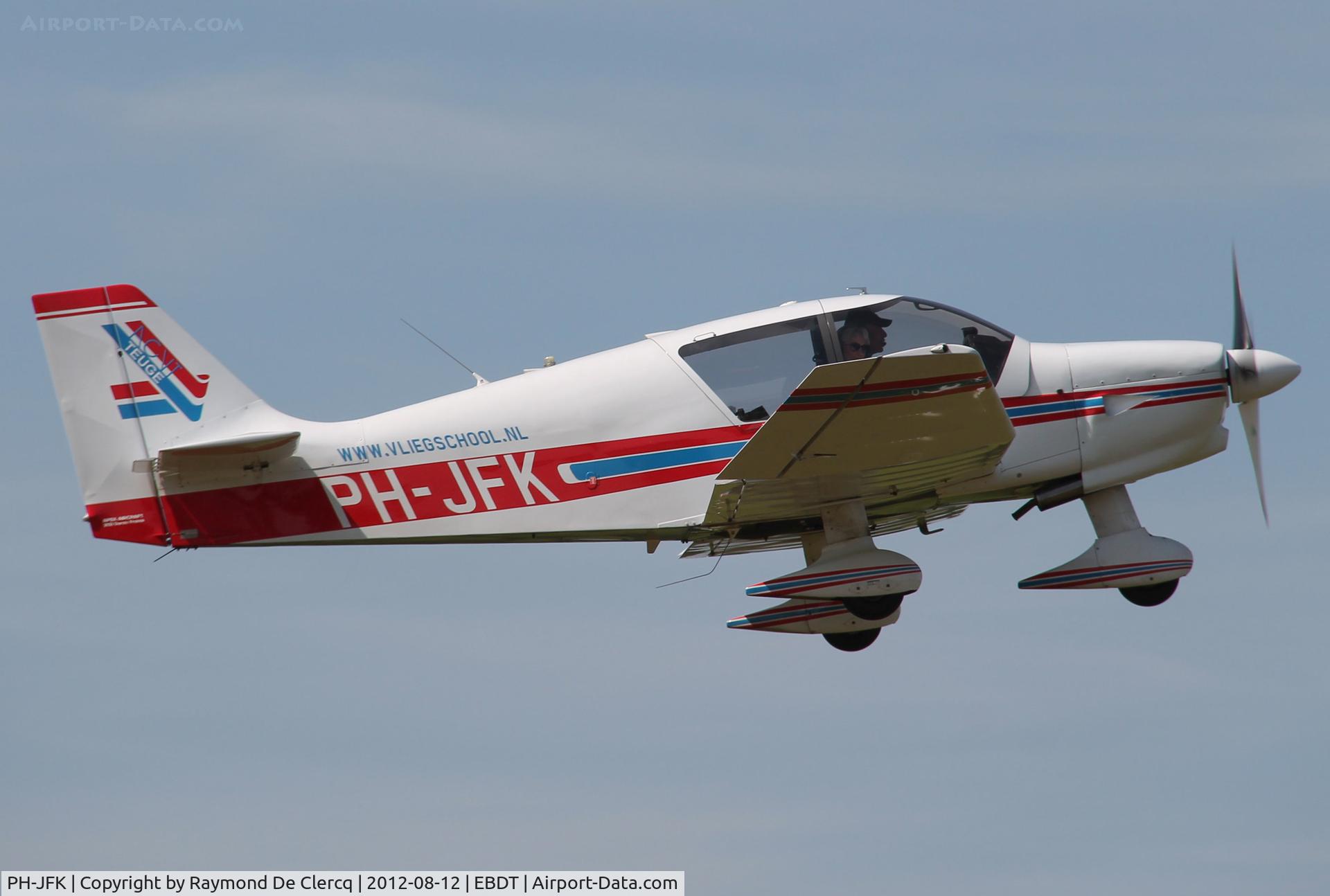 PH-JFK, Robin DR-400-140B Major C/N 2591, Take off at schaffen fly in.