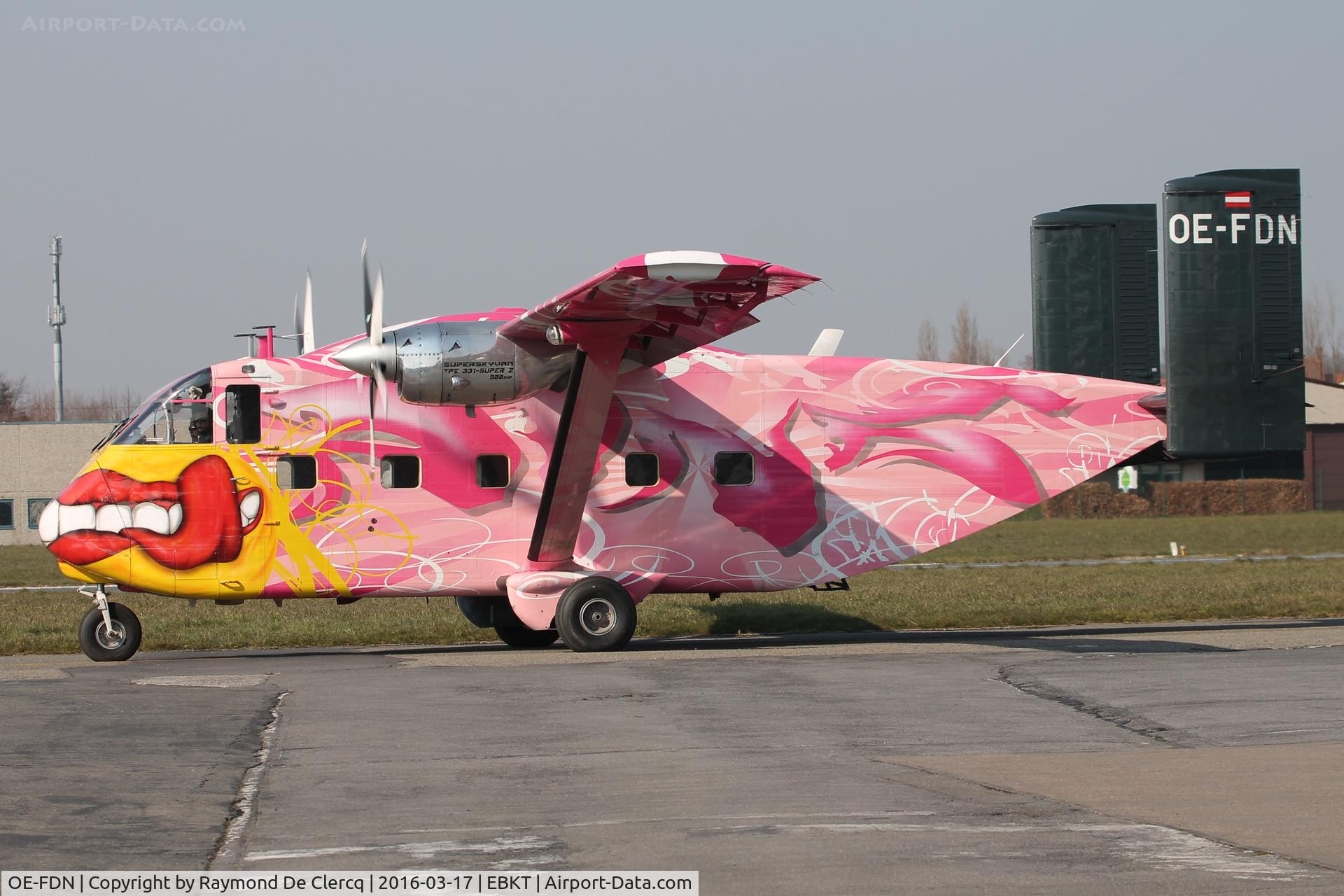 OE-FDN, 1979 Short SC-7 Skyvan 3M-400 C/N SH.1964, Taxiing to rwy 06.