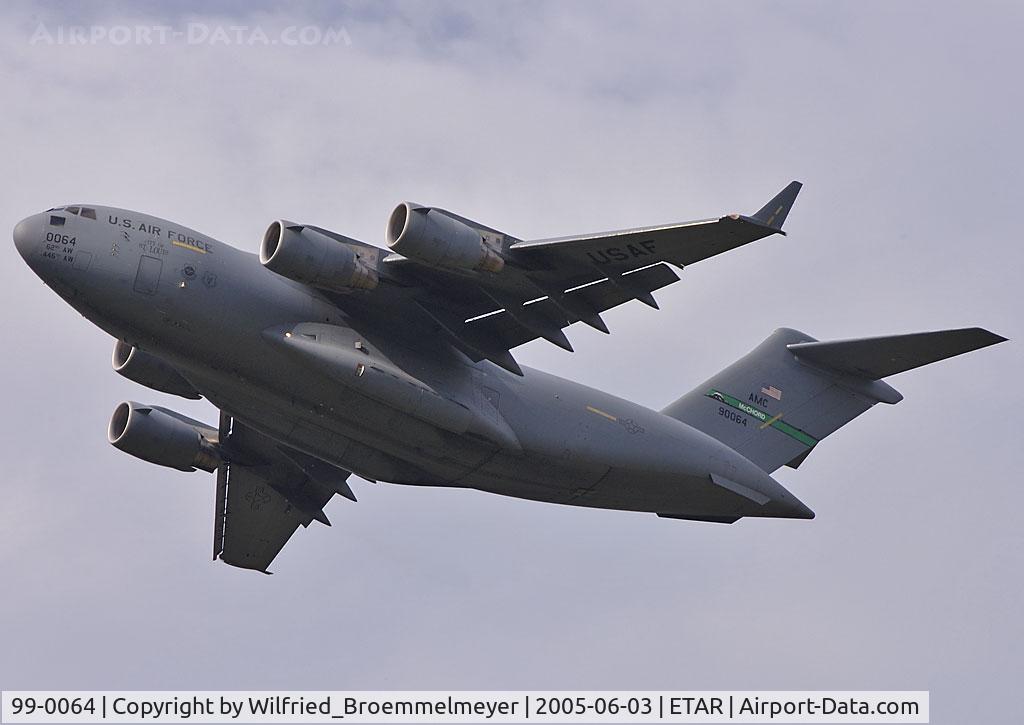 99-0064, 1999 Boeing C-17A Globemaster III C/N 50068/P-64, Departure from Runway 27 at Ramstein Air Base.