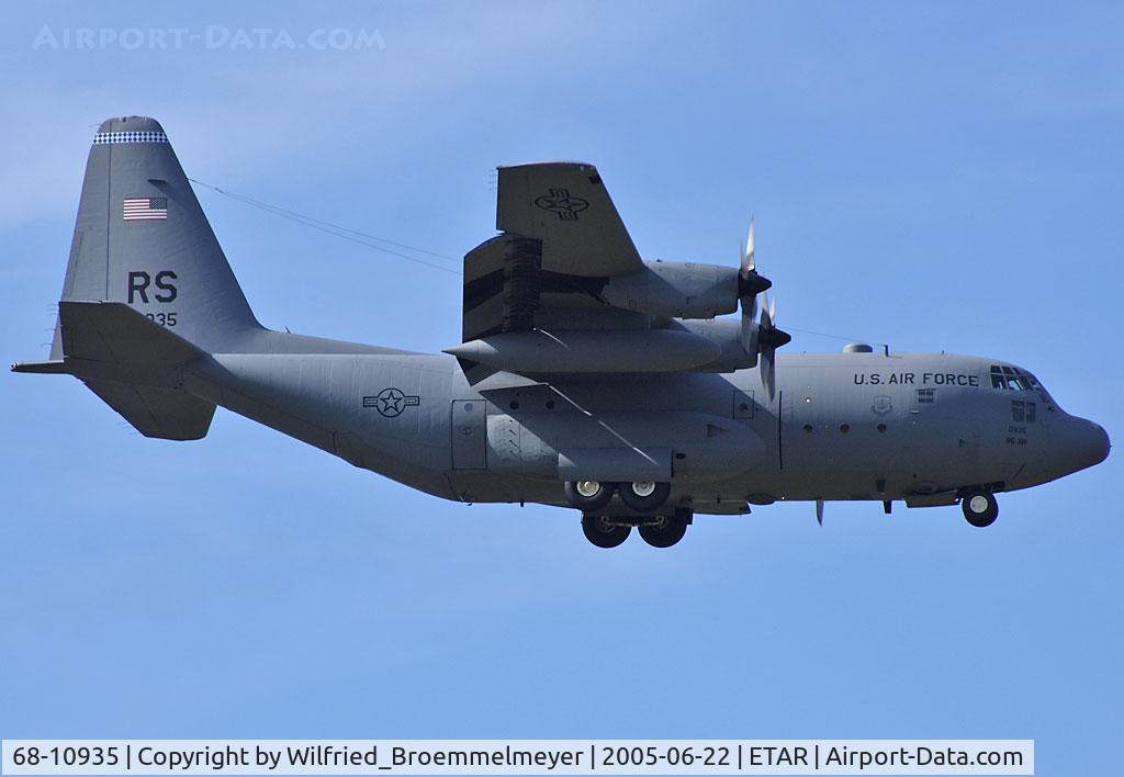 68-10935, 1968 Lockheed C-130E Hercules C/N 382-4315, Short Approach to Runway 09 at ETAR/RMS