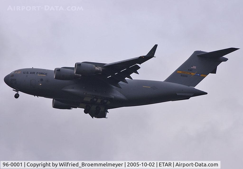 96-0001, 1996 McDonnell Douglas C-17A Globemaster III C/N P-33, Approach to Runway 26