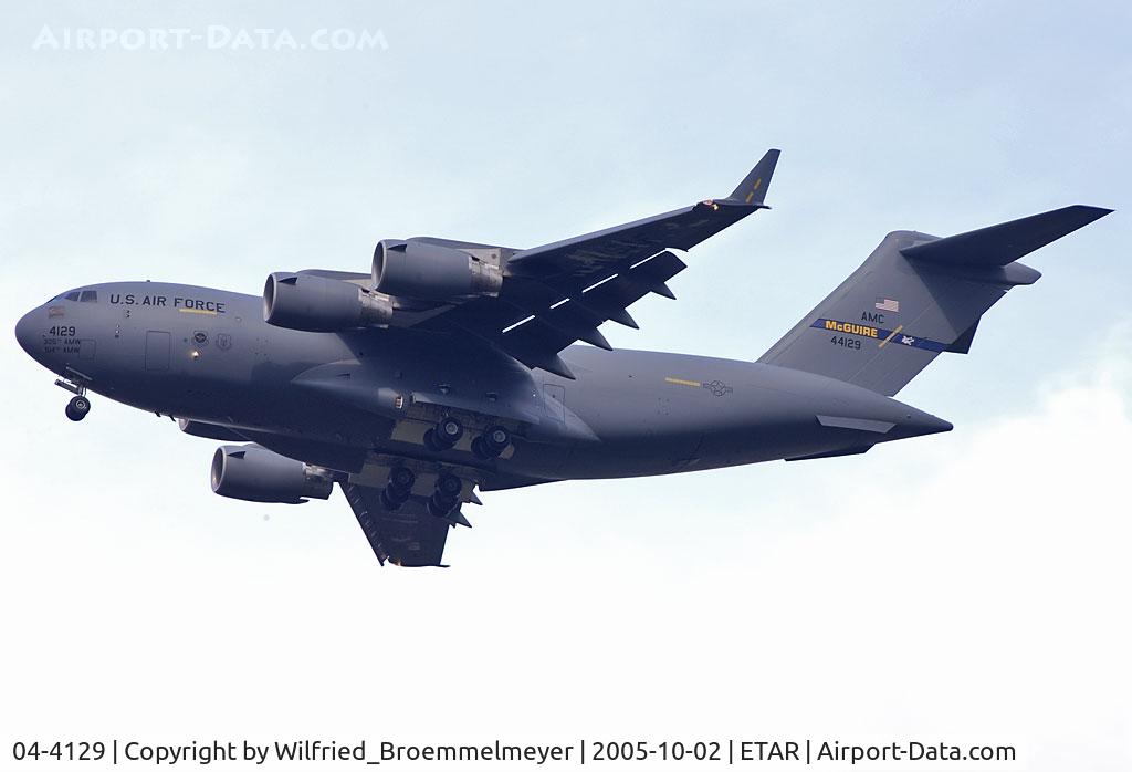 04-4129, 2004 Boeing C-17A Globemaster III C/N P-129, Approach to Runway 26